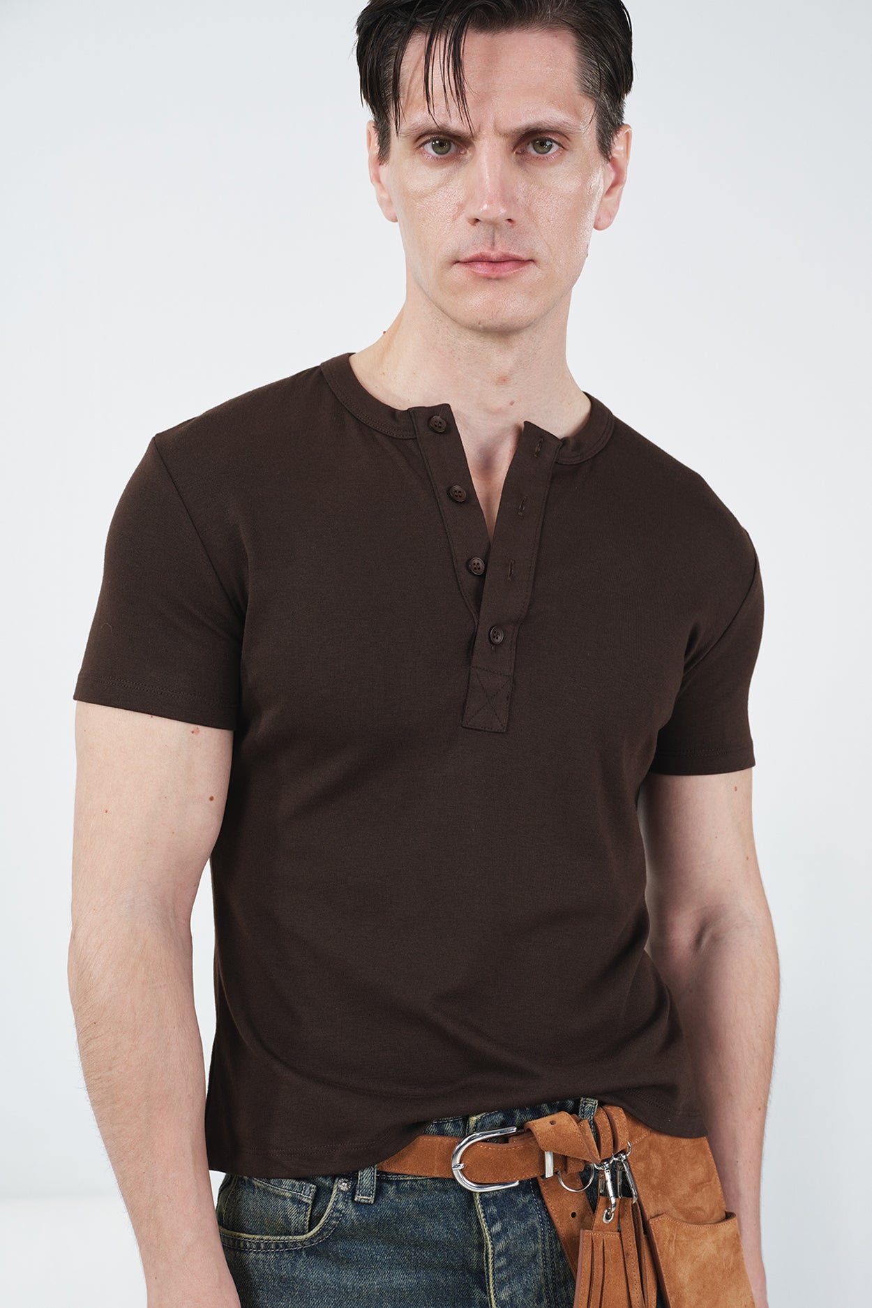 HALF-PLACKET SLIM FIT BROWN T-SHIRT