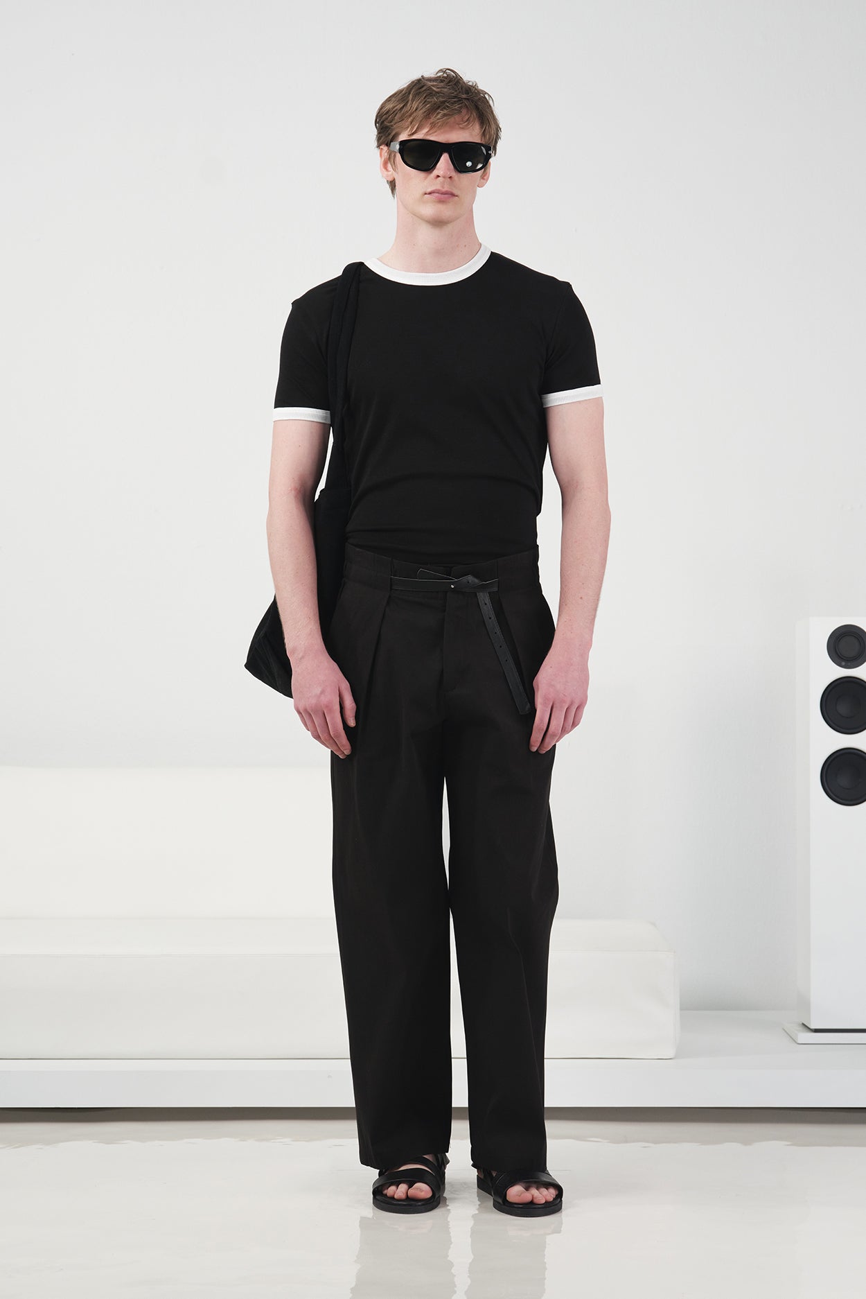 KONTRAST DETAYLI BİSİKLET YAKA SİYAH T-SHIRT