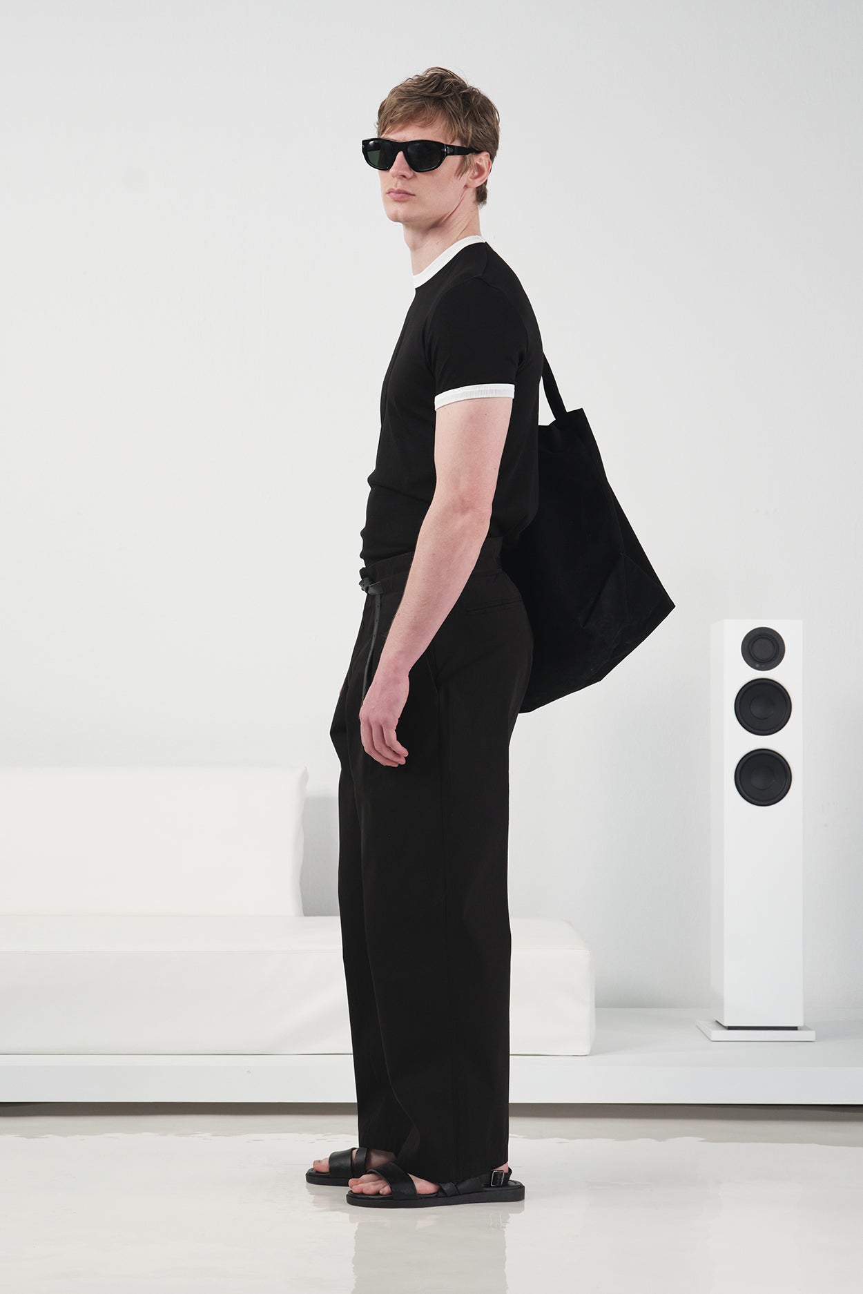 KONTRAST DETAYLI BİSİKLET YAKA SİYAH T-SHIRT