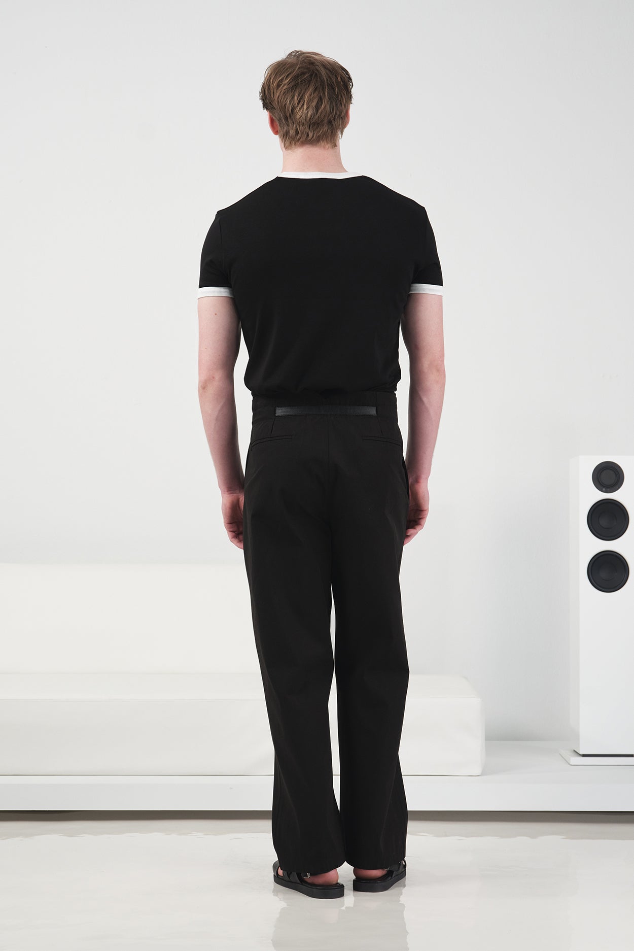 KONTRAST DETAYLI BİSİKLET YAKA SİYAH T-SHIRT