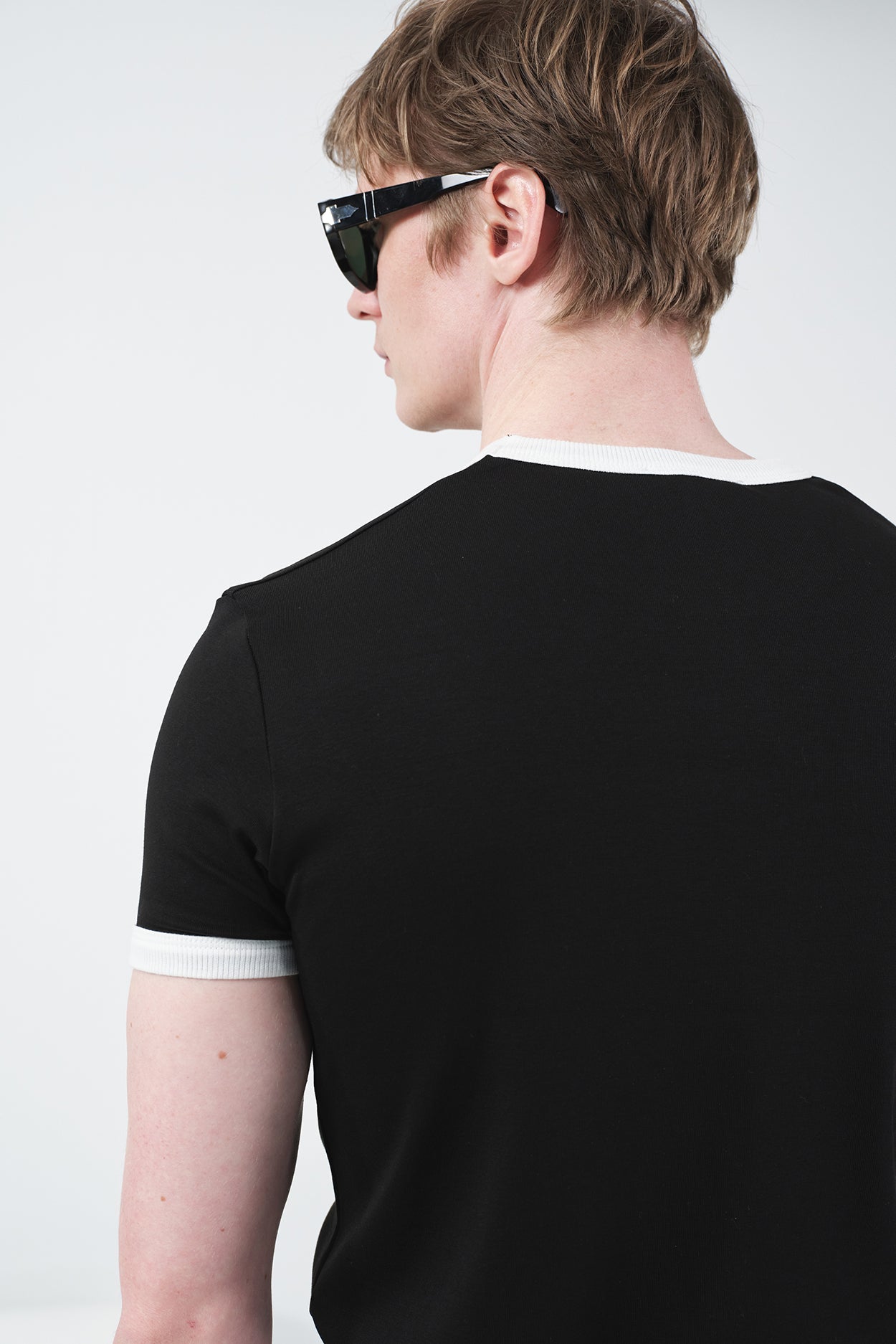 KONTRAST DETAYLI BİSİKLET YAKA SİYAH T-SHIRT