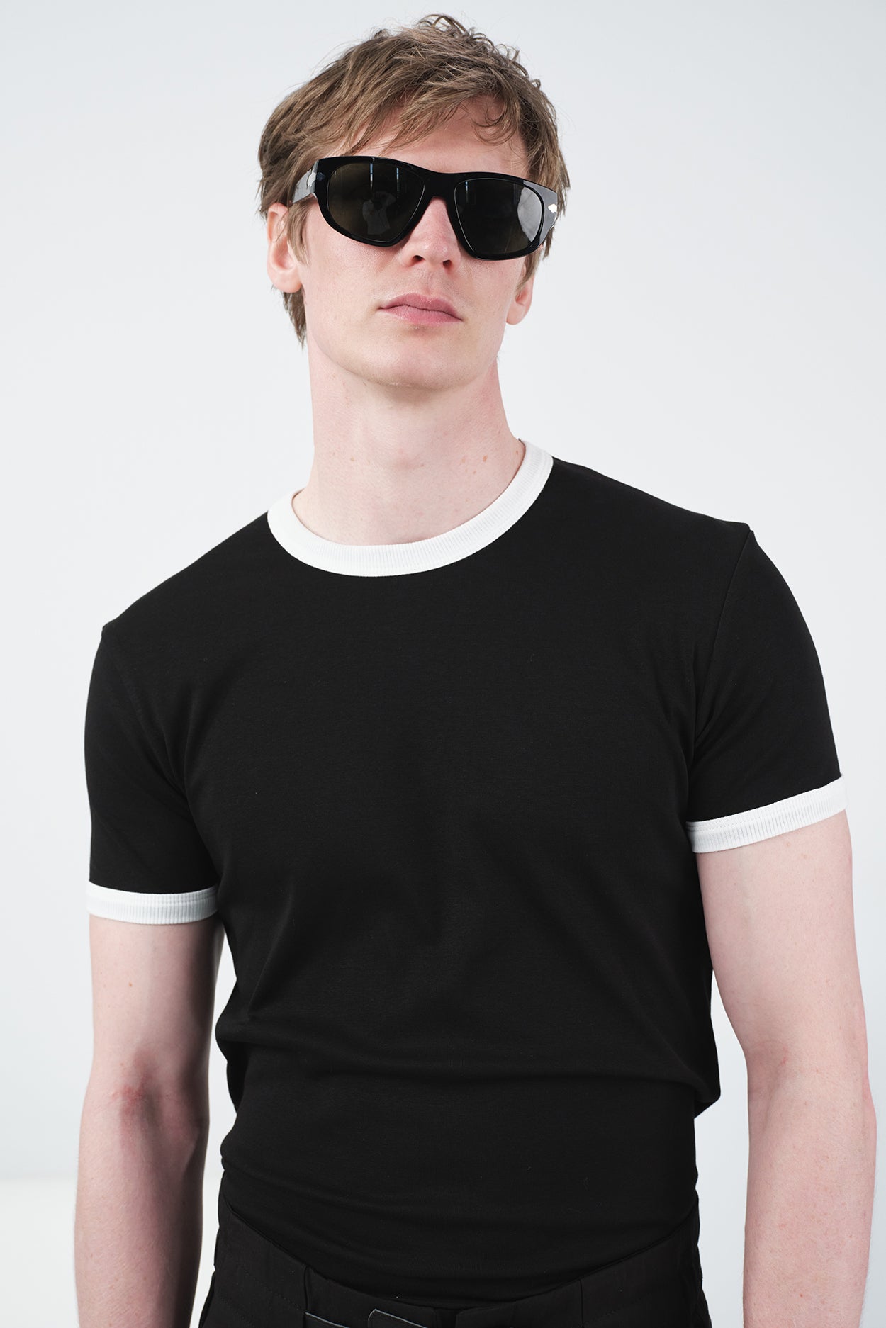 KONTRAST DETAYLI BİSİKLET YAKA SİYAH T-SHIRT