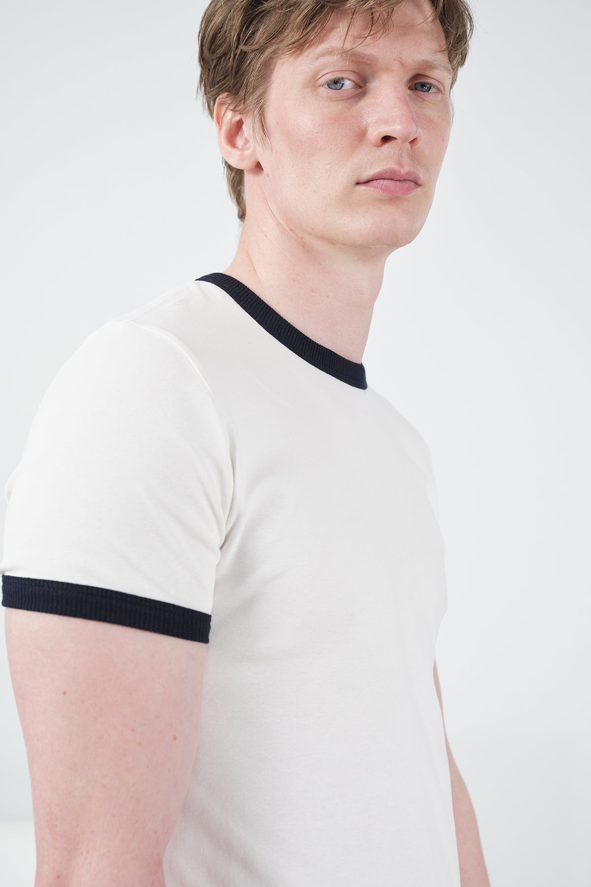 KONTRAST DETAYLI BİSİKLET YAKA EKRU T-SHIRT