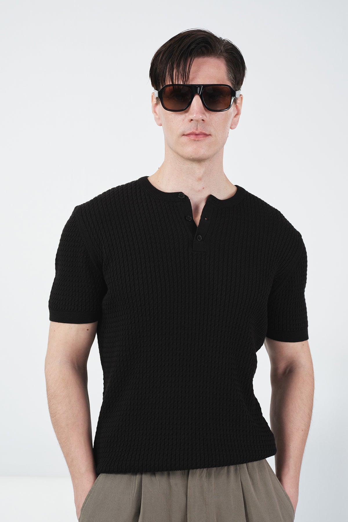 DOKULU BİSİKLET YAKA SİYAH TRİKO T-SHIRT