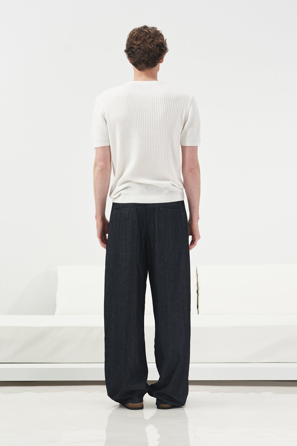TEXTURED BIKE COLLAR WHITE KNIT T-SHIRT