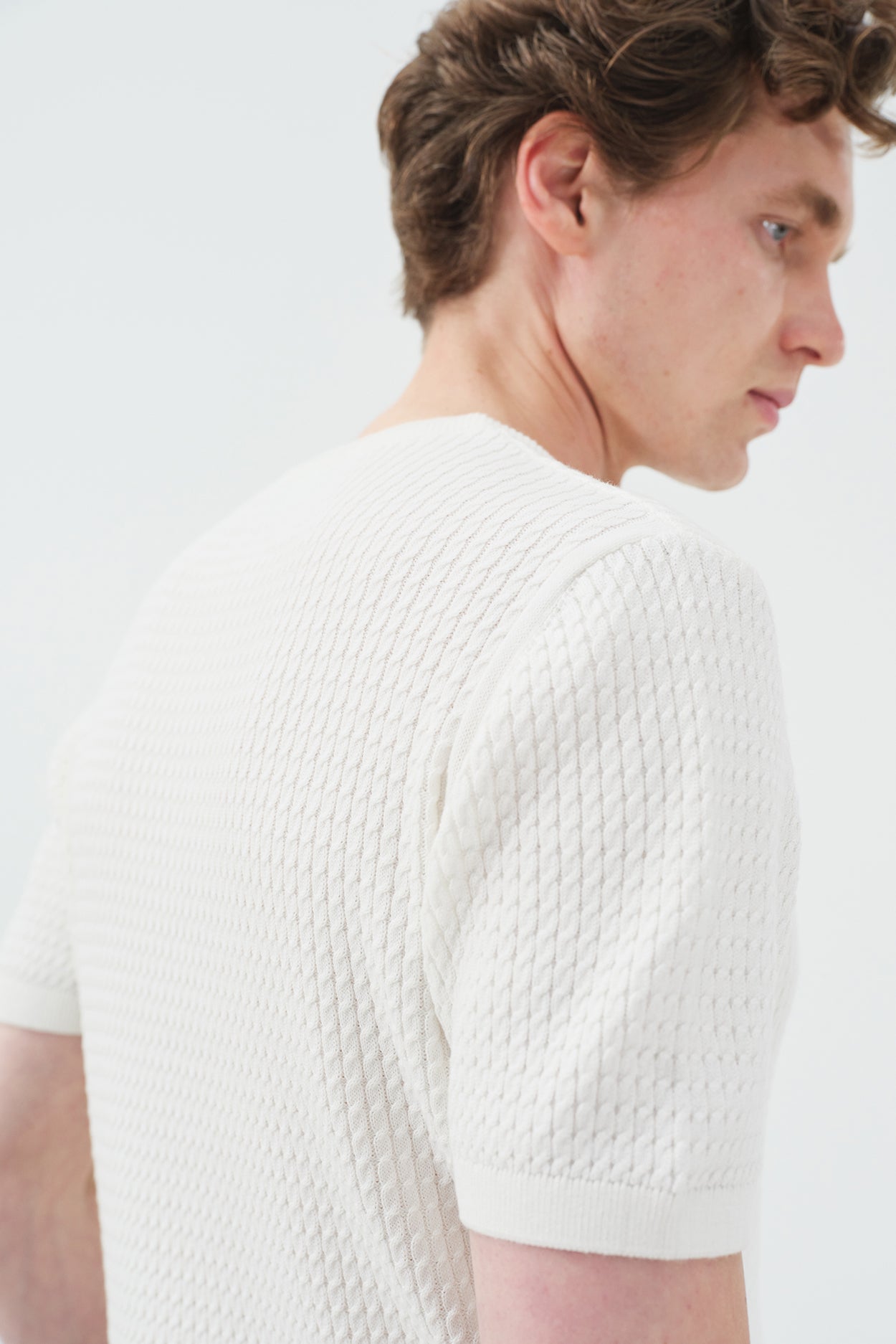 TEXTURED BIKE COLLAR WHITE KNIT T-SHIRT