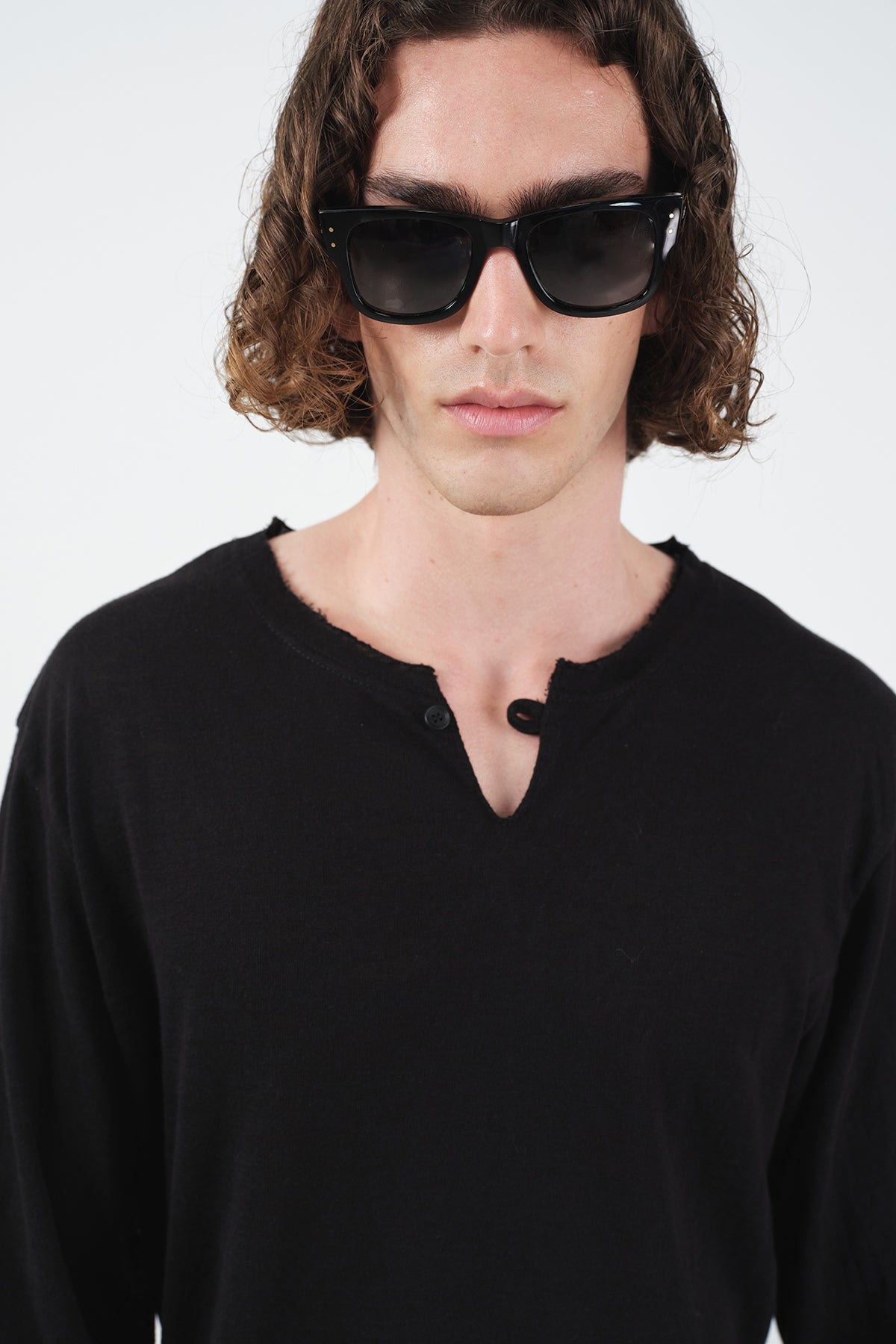 RIBBED LONG-SLEEVED BLACK T-SHIRT