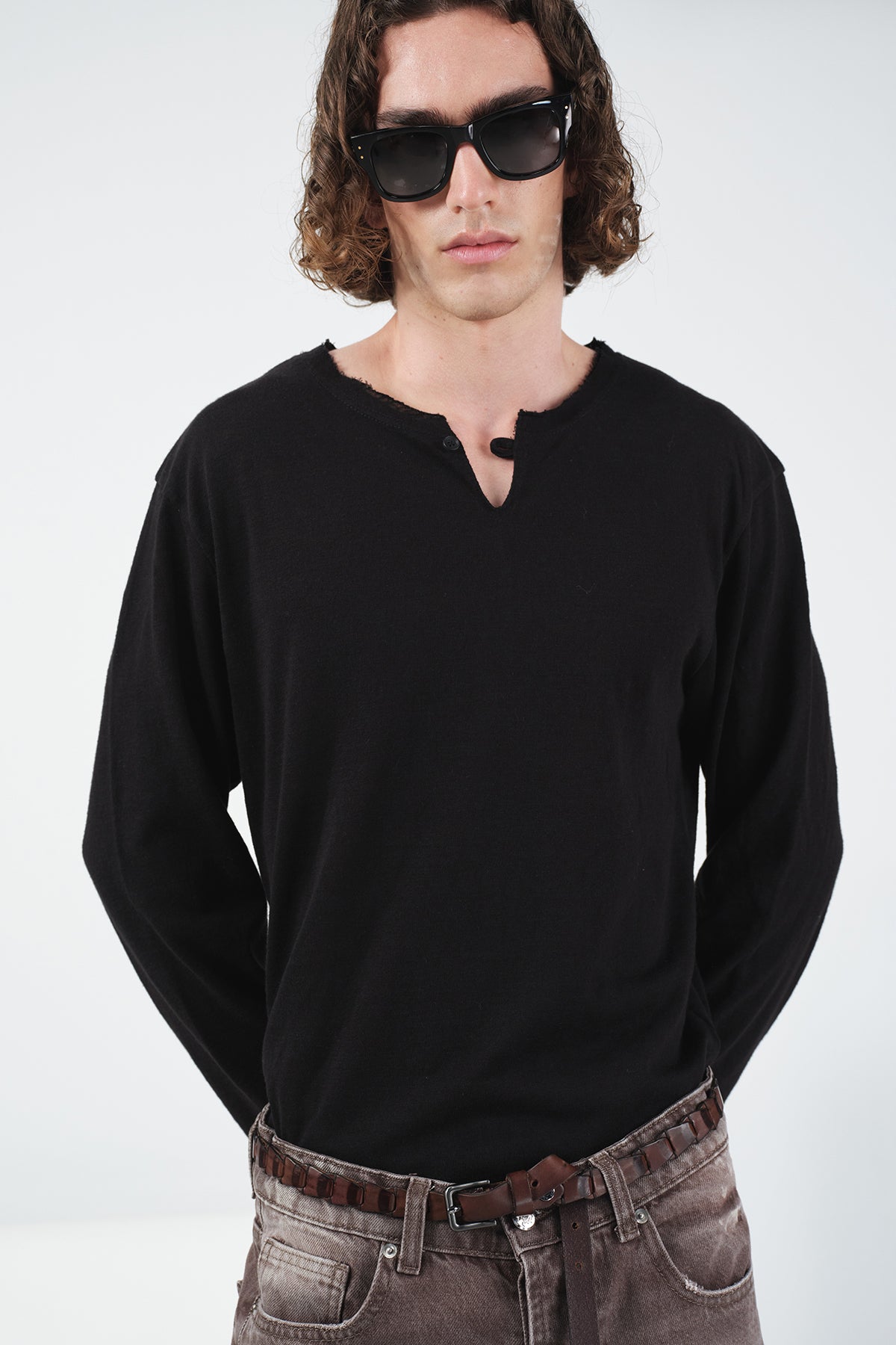 RIBBED LONG-SLEEVED BLACK T-SHIRT