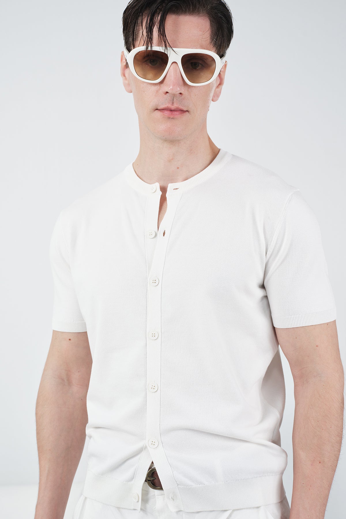 KISA KOLLU İNCE TRİKO BEYAZ GÖMLEK