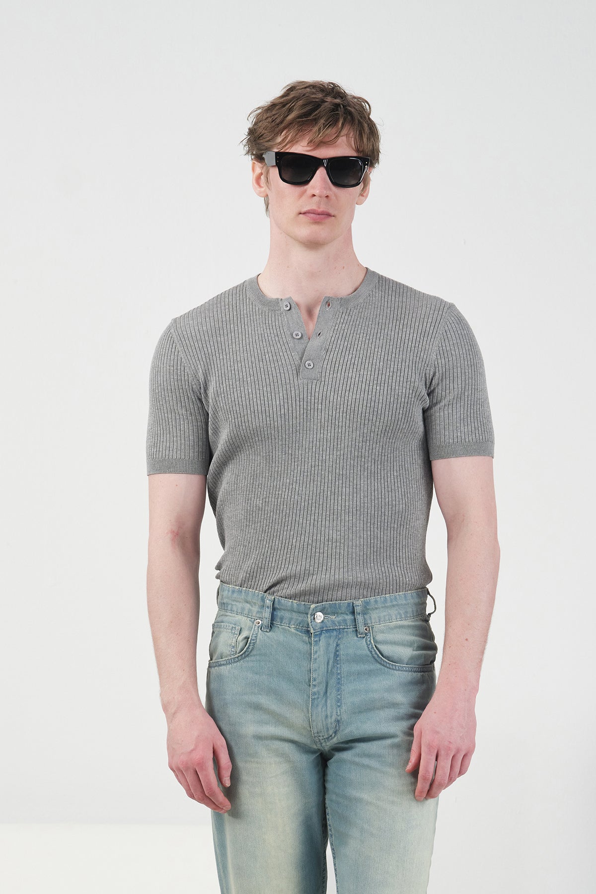 SLIM FIT BUTTONED FINE RIBBED GREY KNITTED T-SHIRT