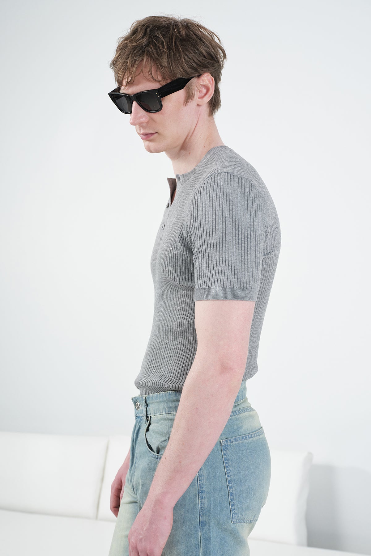 SLIM FIT BUTTONED FINE RIBBED GREY KNITTED T-SHIRT