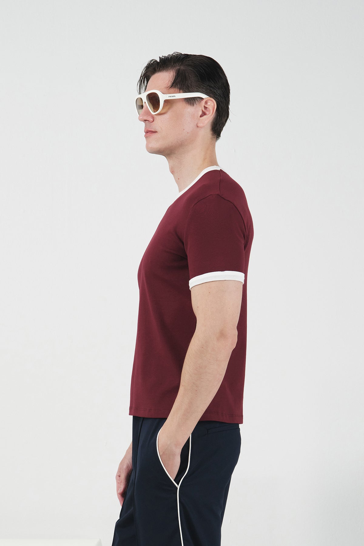 KONTRAST DETAYLI BİSİKLET YAKA BORDO T-SHIRT