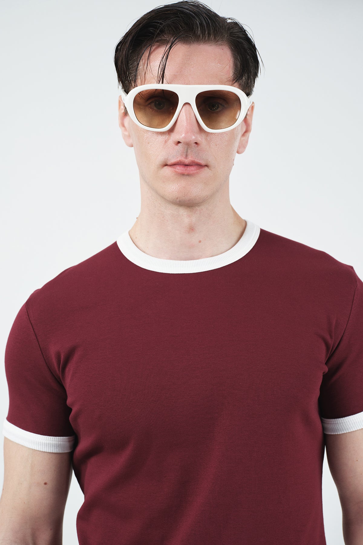 KONTRAST DETAYLI BİSİKLET YAKA BORDO T-SHIRT