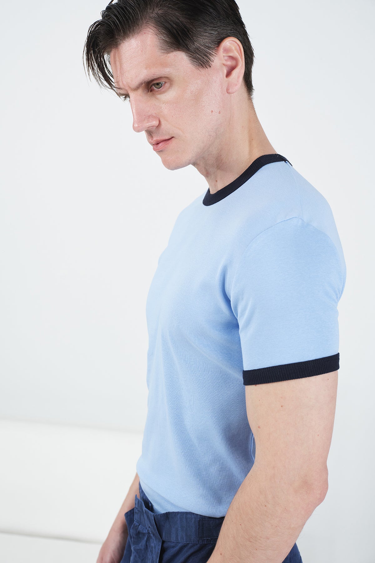 KONTRAST DETAYLI BİSİKLET YAKA MAVİ T-SHIRT