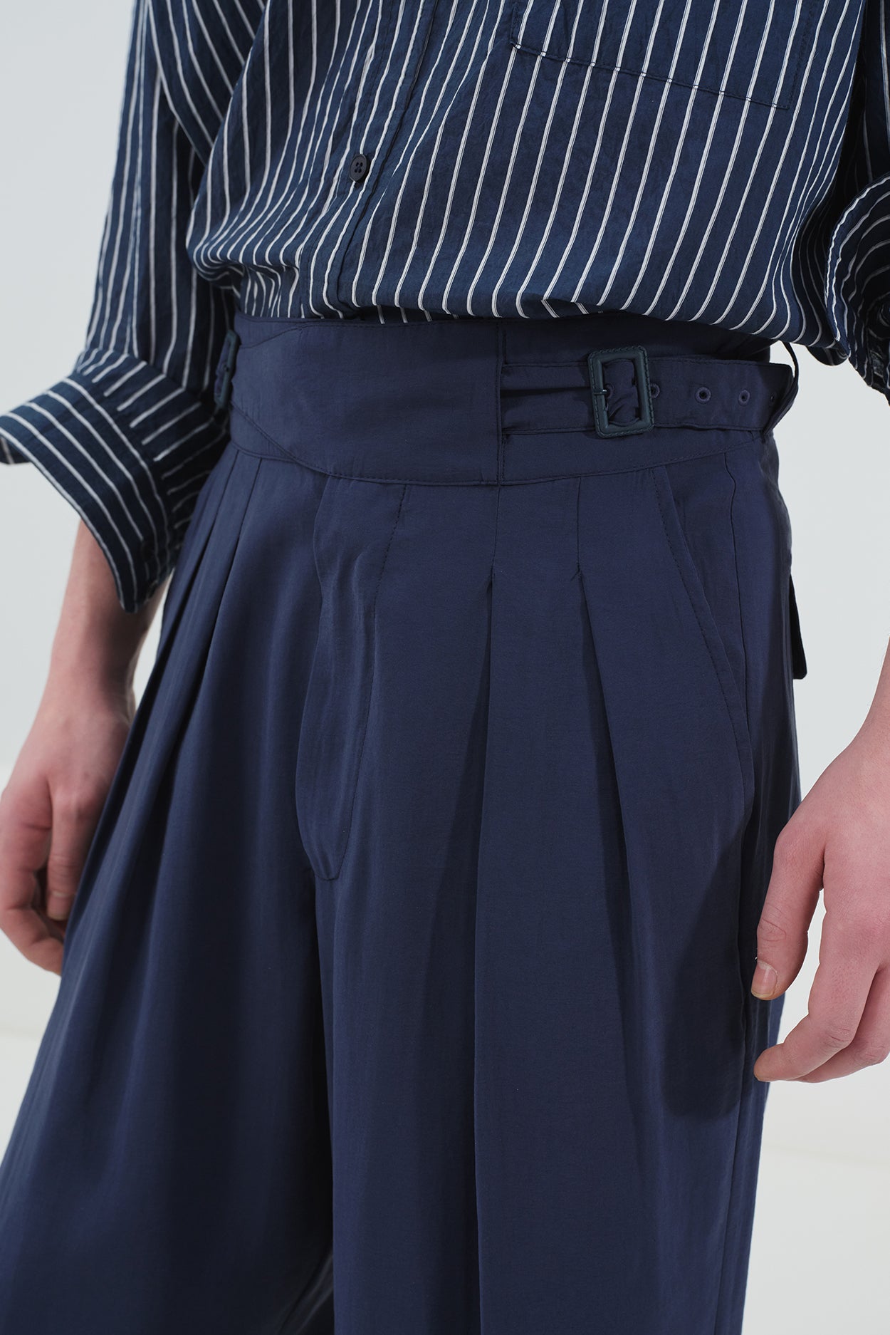 ÇİFT KEMER DETAYLI PİLİLİ LACİVERT MODAL PANTOLON