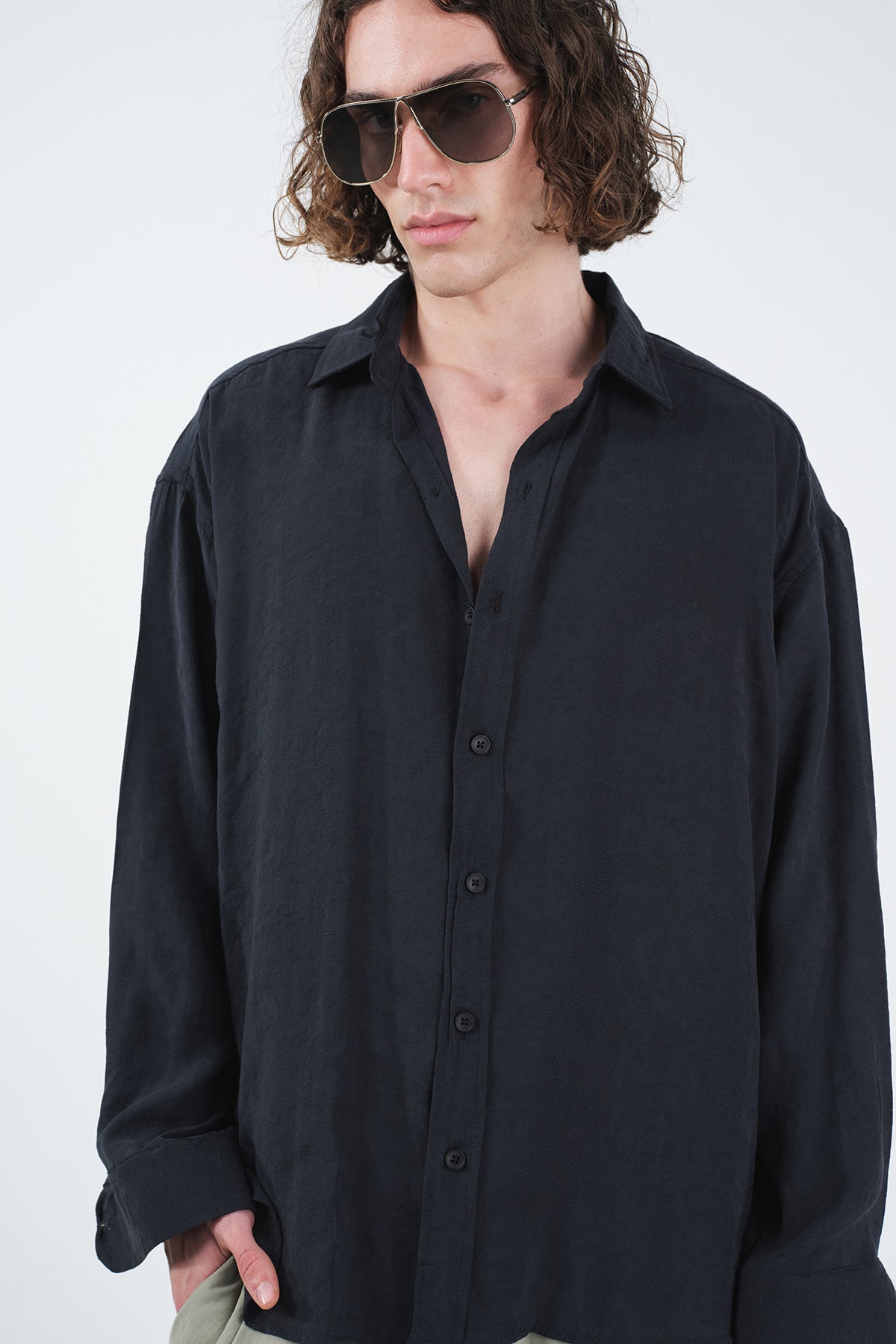 JAKARLI ŞAL DESENLİ SİYAH MODAL GÖMLEK