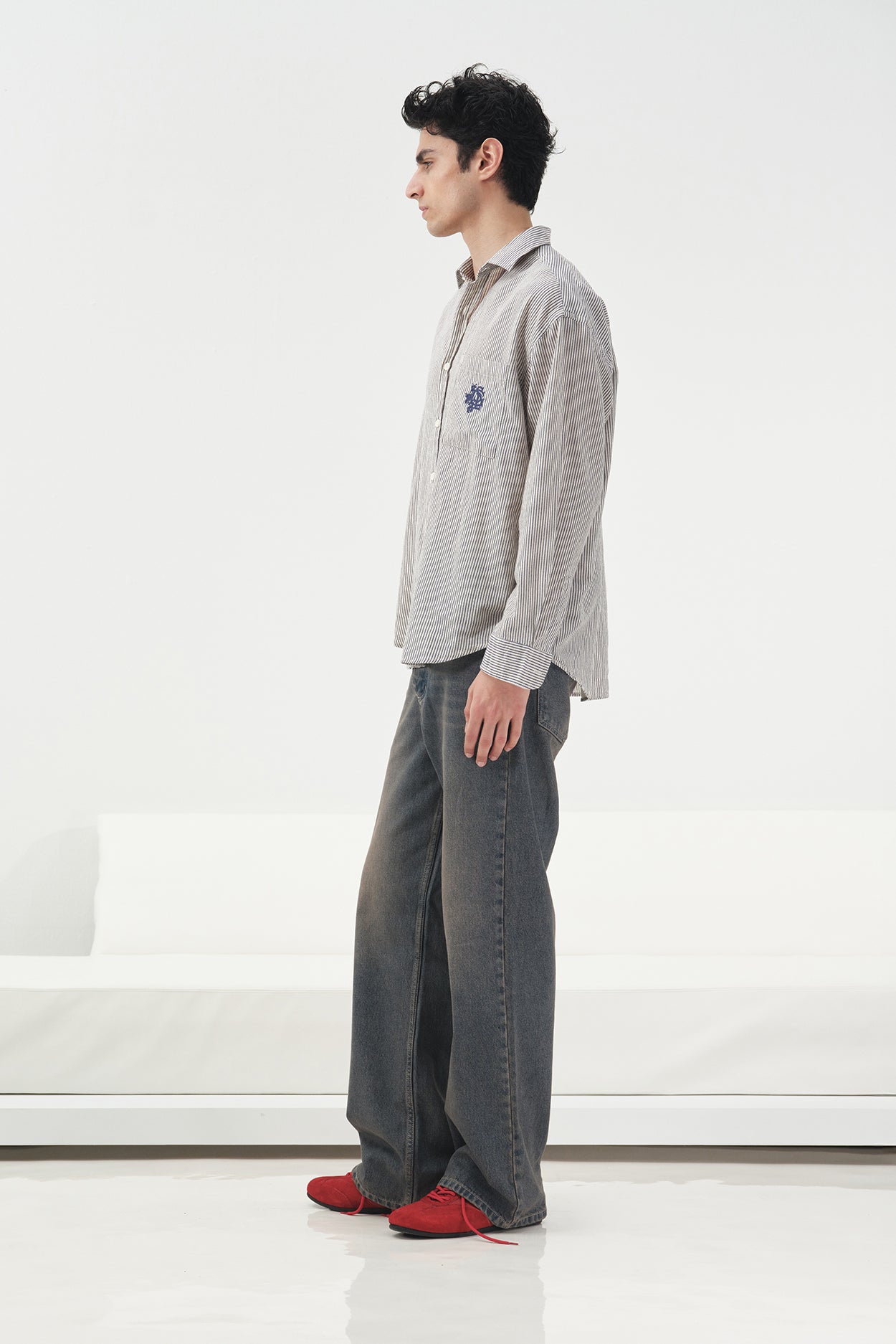 NAKIŞ VE CEP DETAYLI ÇİZGİLİ LACİVERT KETEN GÖMLEK