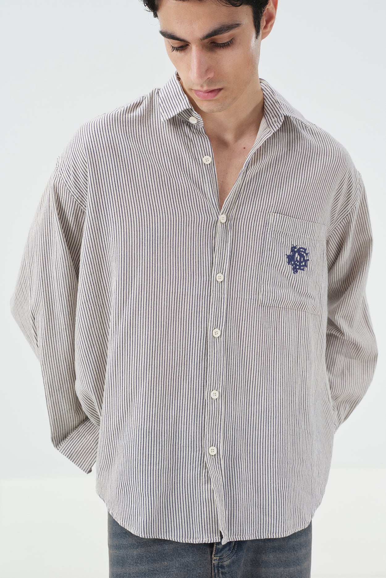 NAKIŞ VE CEP DETAYLI ÇİZGİLİ LACİVERT KETEN GÖMLEK