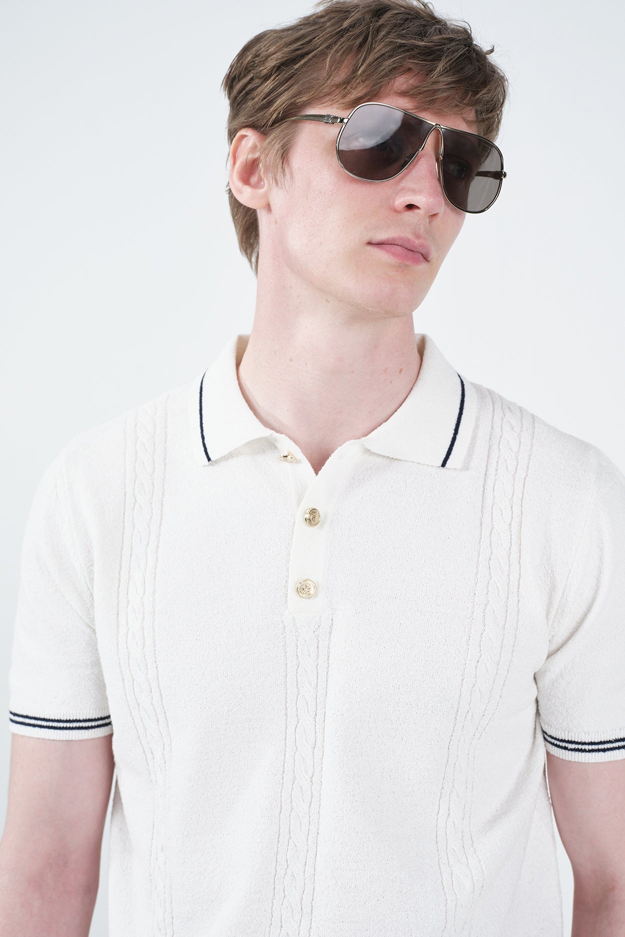 GOLD DÜĞMELİ DOKULU POLO YAKA BEYAZ TRİKO T-SHIRT