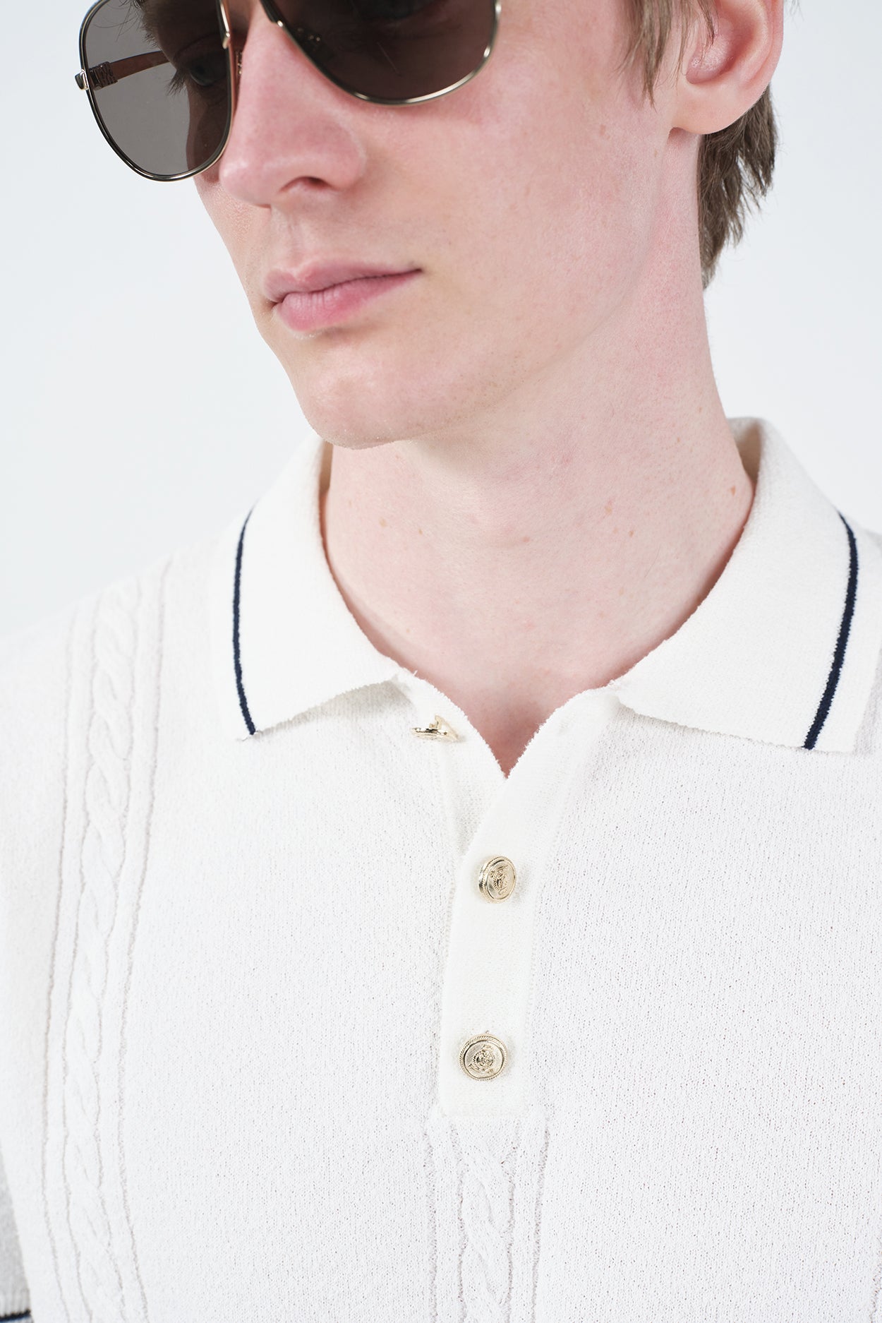 GOLD DÜĞMELİ DOKULU POLO YAKA BEYAZ TRİKO T-SHIRT