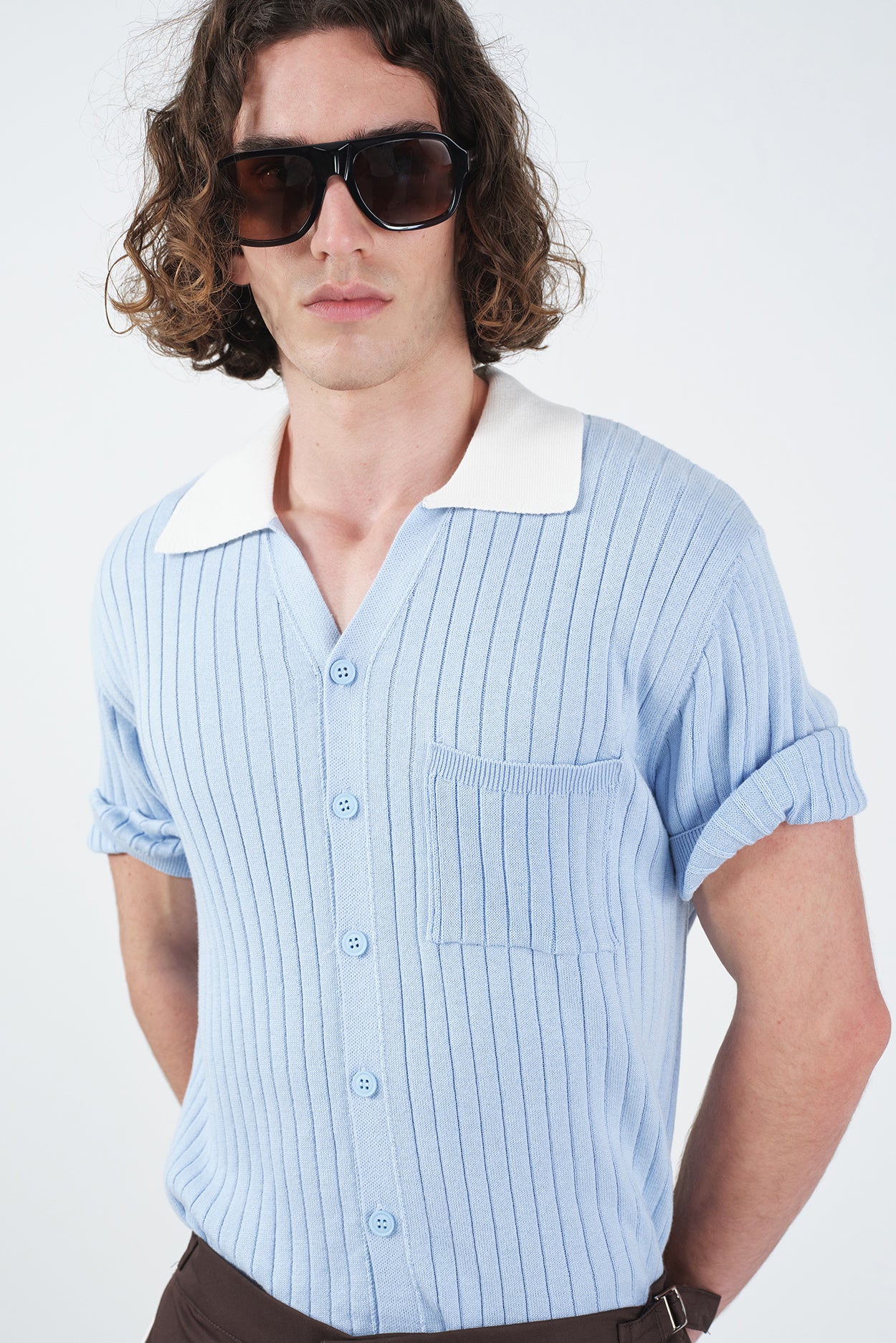 KONTRAST YAKALI MAVİ TRİKO GÖMLEK