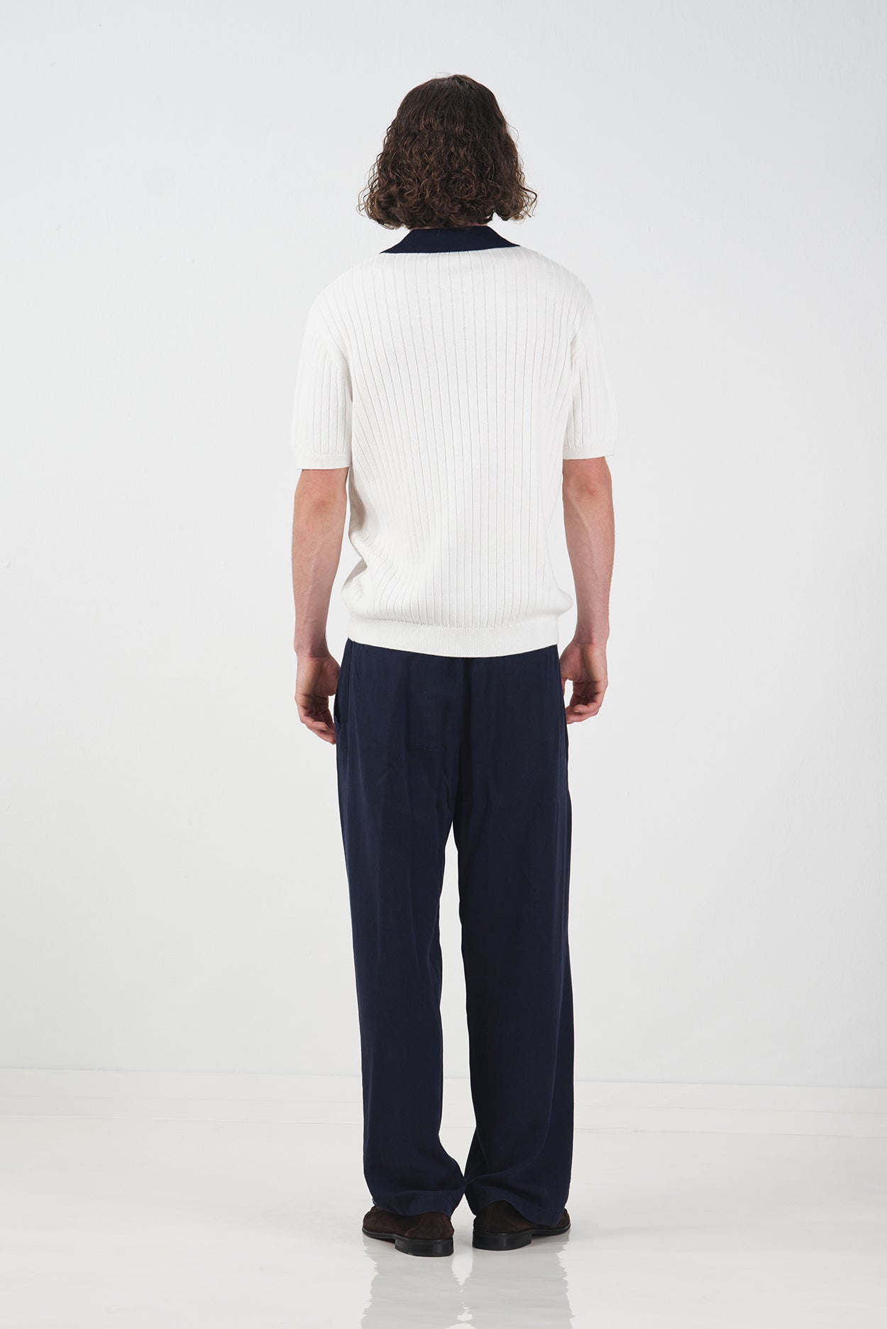 KONTRAST YAKALI BEYAZ TRİKO GÖMLEK