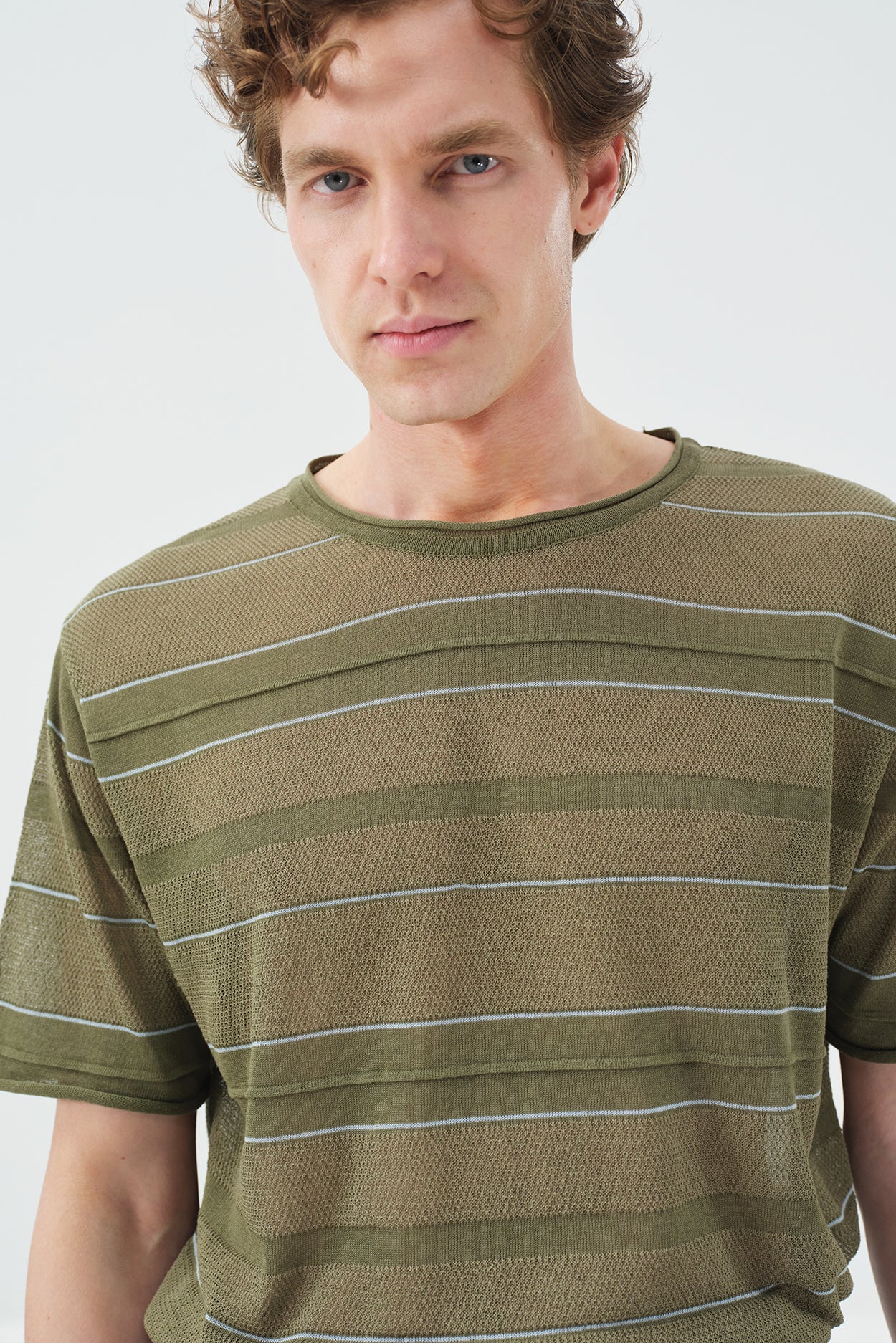 ÇİZGİLİ DÖKÜMLÜ HAKİ KETEN TRİKO T-SHIRT