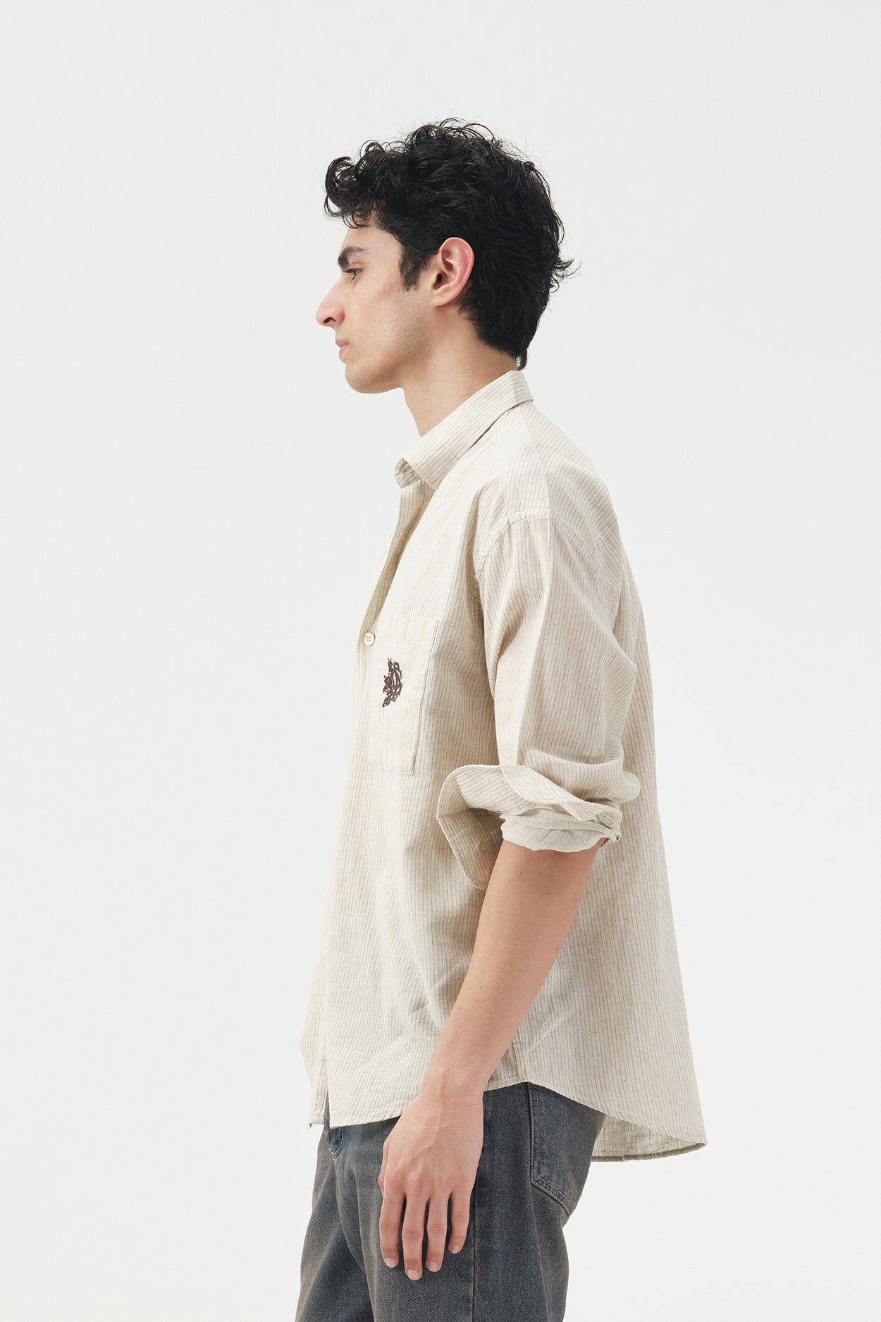 NAKIŞ VE CEP DETAYLI ÇİZGİLİ BEJ KETEN GÖMLEK