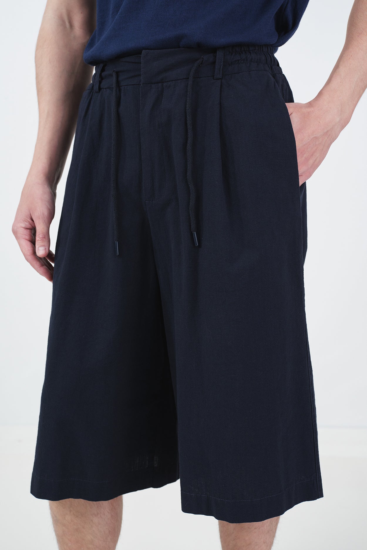 NAVY BLUE LACE-UP LINEN SHORTS