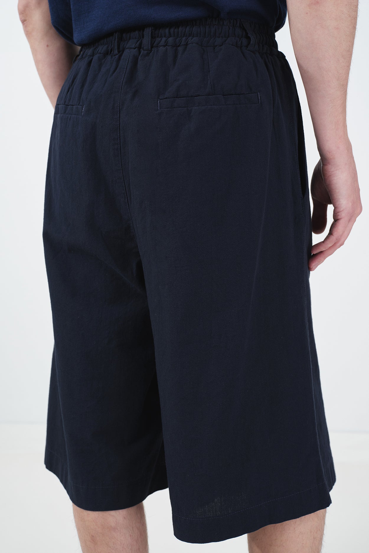 NAVY BLUE LACE-UP LINEN SHORTS