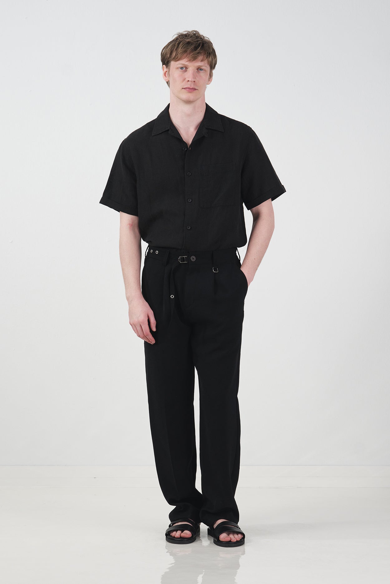 DOKULU İNCE KEMERLİ SİYAH PİLİLİ PANTOLON