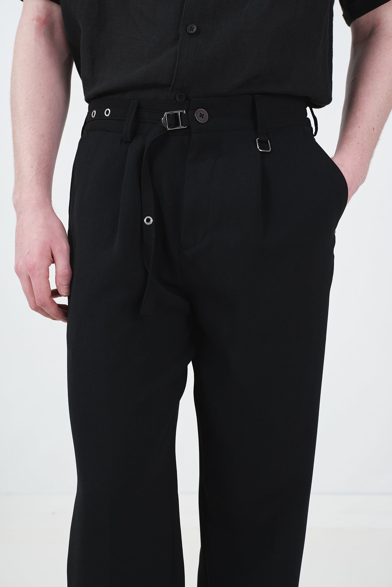 DOKULU İNCE KEMERLİ SİYAH PİLİLİ PANTOLON