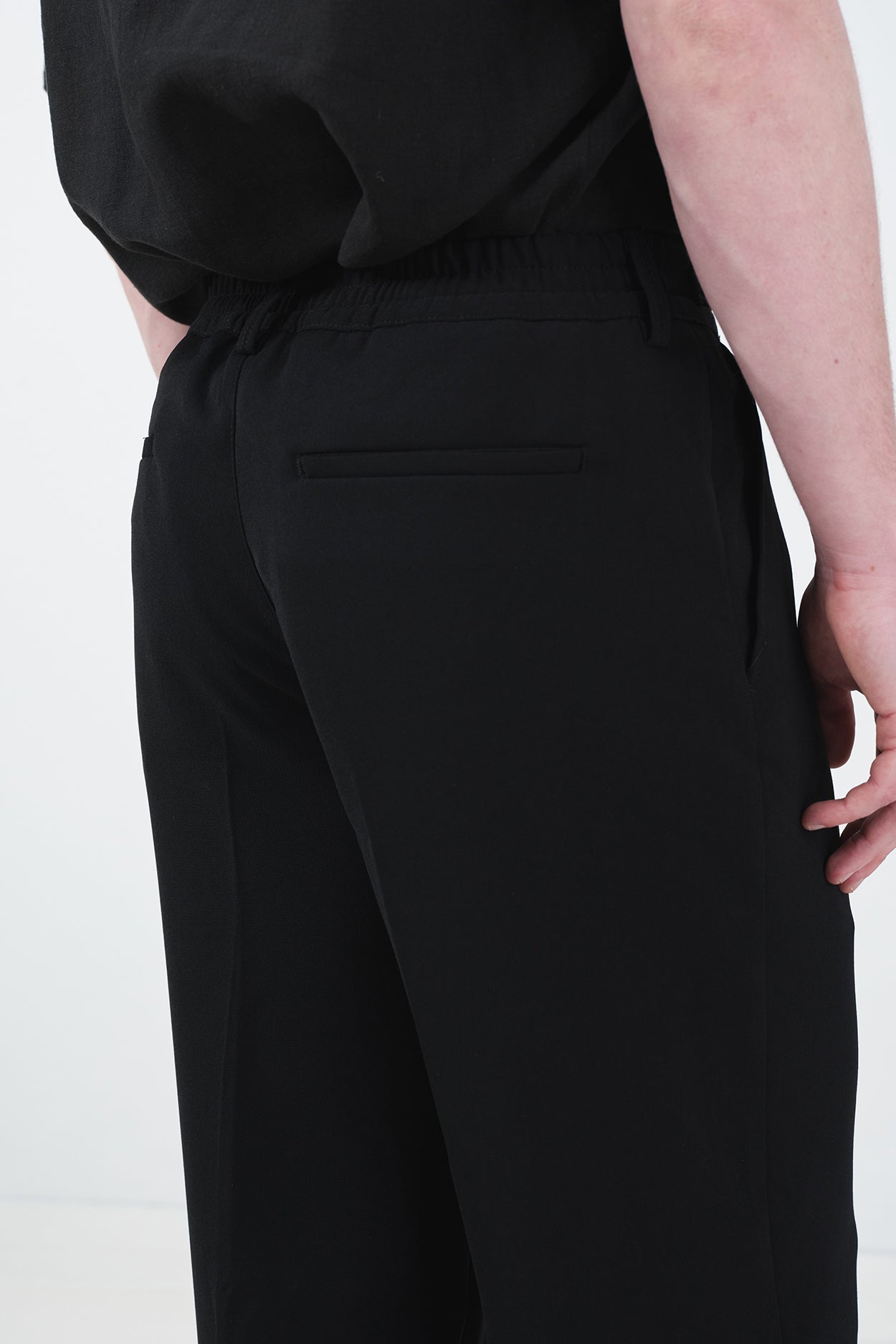 DOKULU İNCE KEMERLİ SİYAH PİLİLİ PANTOLON