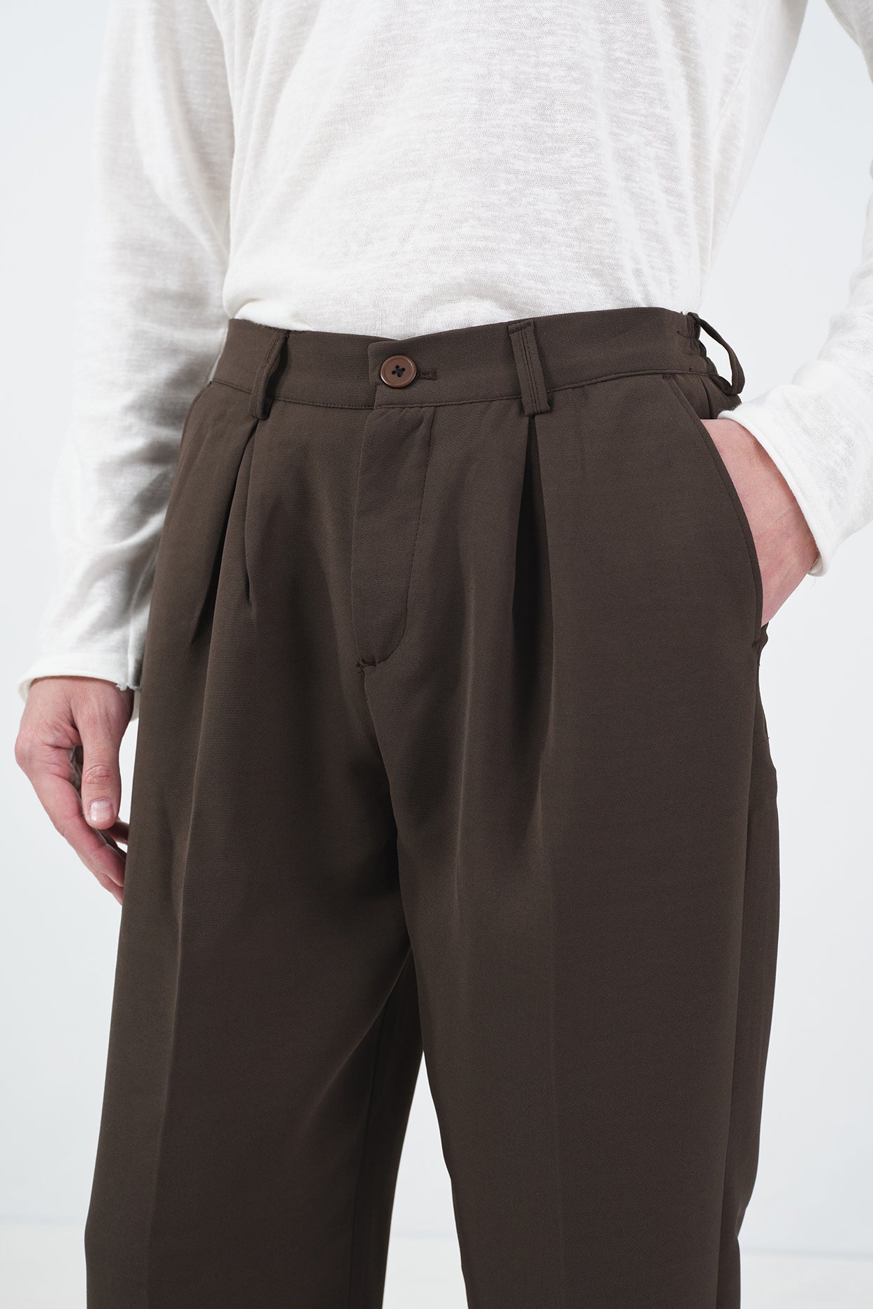 DOKULU KLASİK KAHVERENGİ PİLİLİ PANTOLON