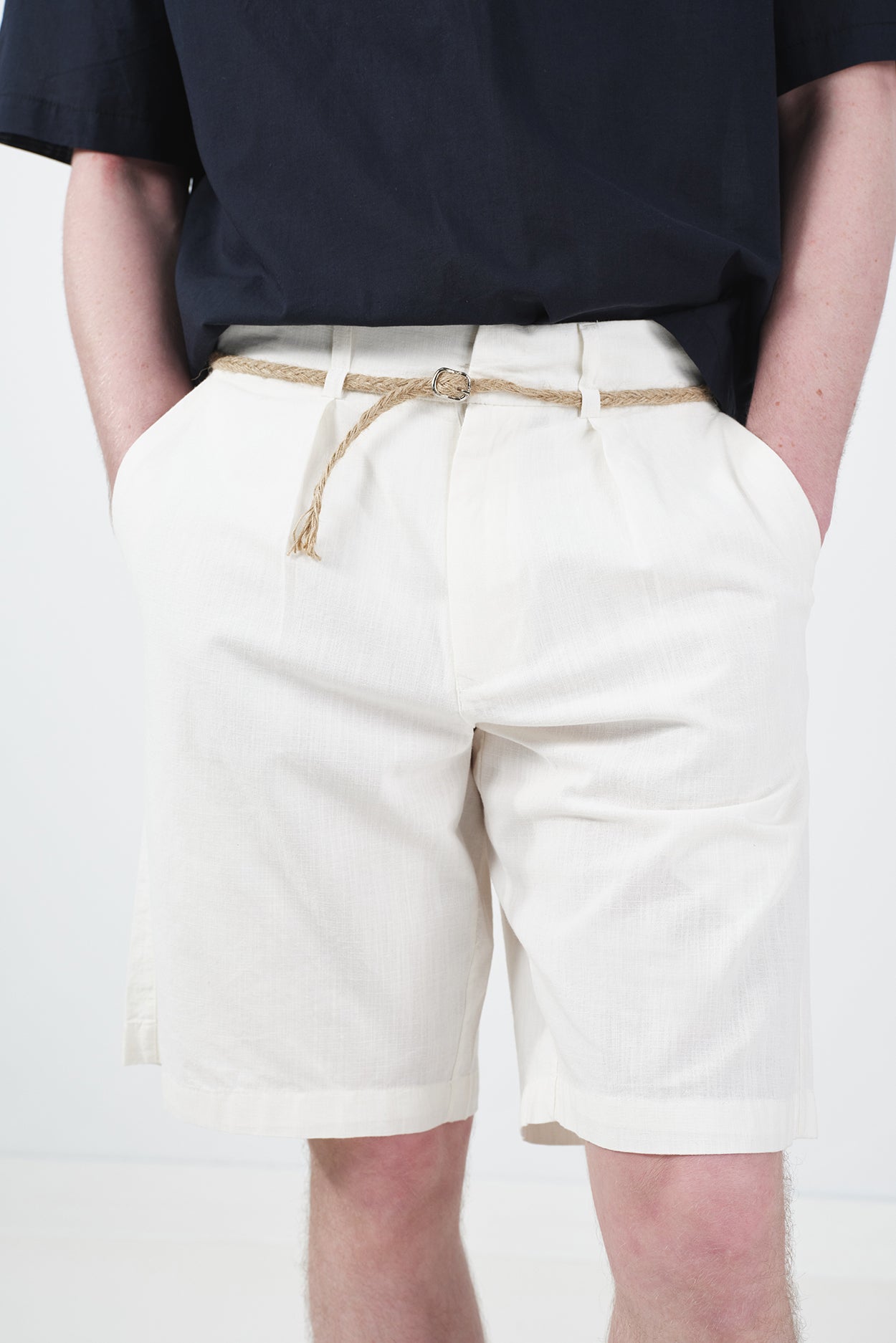 PLEATED WHITE LINEN SHORTS WITH STRAW BELT