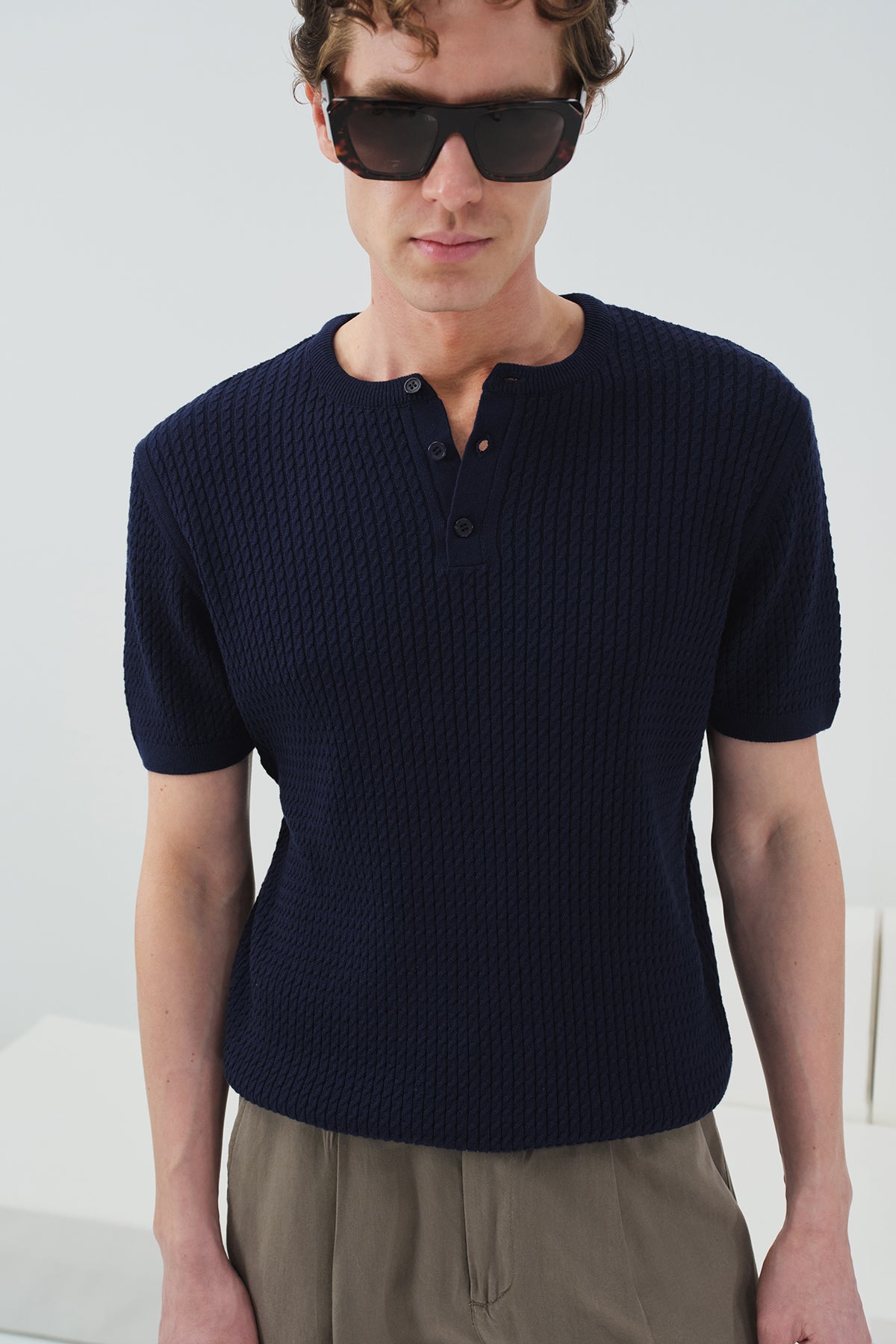 TEXTURED NAVY KNITTED T-SHIRT