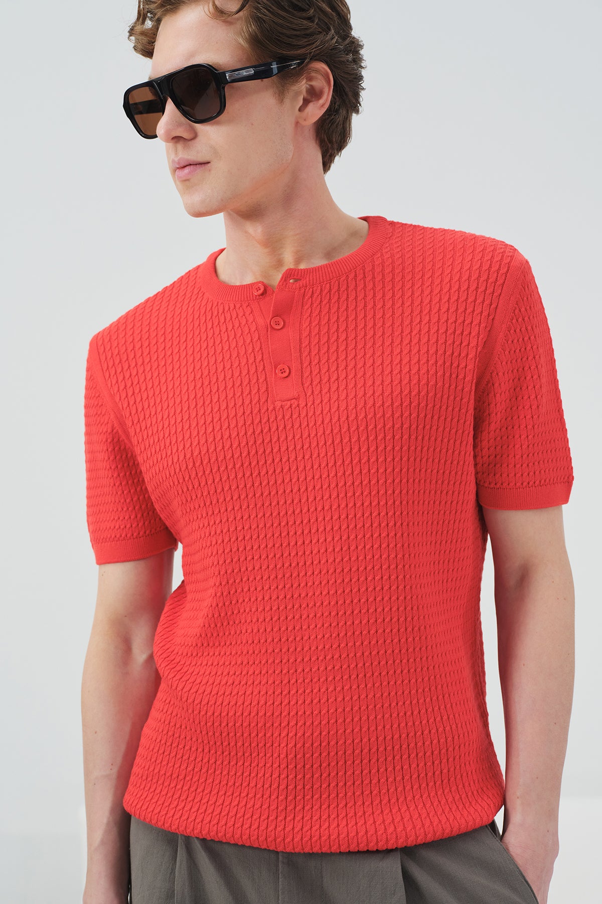 TEXTURED BIKE COLLAR RED KNIT T-SHIRT