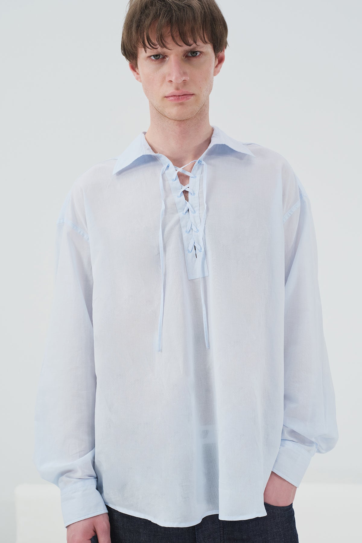 YAKASI İPLE DÖKÜMLÜ AÇIK MAVİ VUAL GÖMLEK