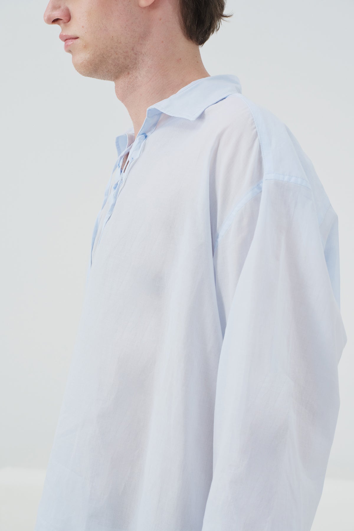 YAKASI İPLE DÖKÜMLÜ AÇIK MAVİ VUAL GÖMLEK