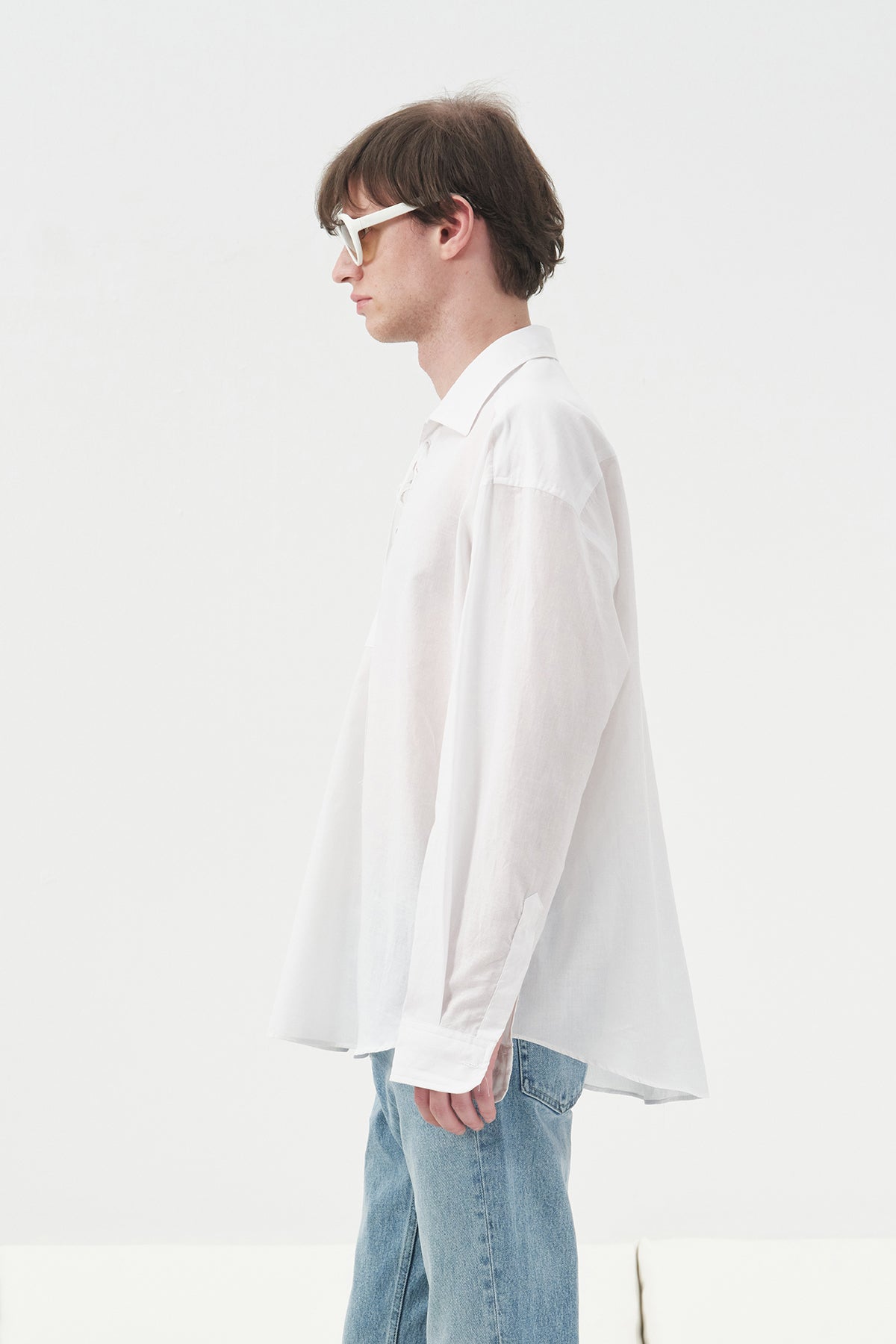 YAKASI İPLE DÖKÜMLÜ BEYAZ VUAL GÖMLEK