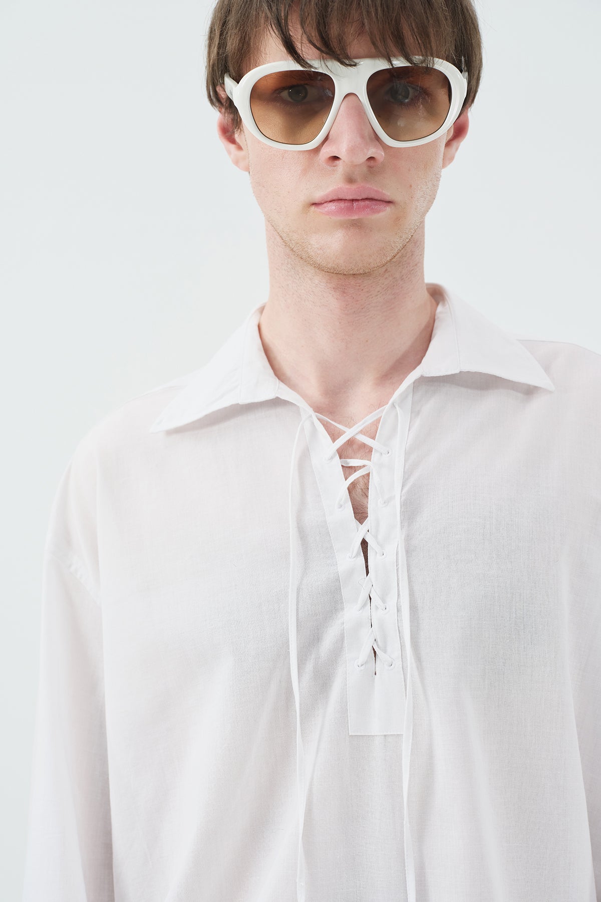 YAKASI İPLE DÖKÜMLÜ BEYAZ VUAL GÖMLEK