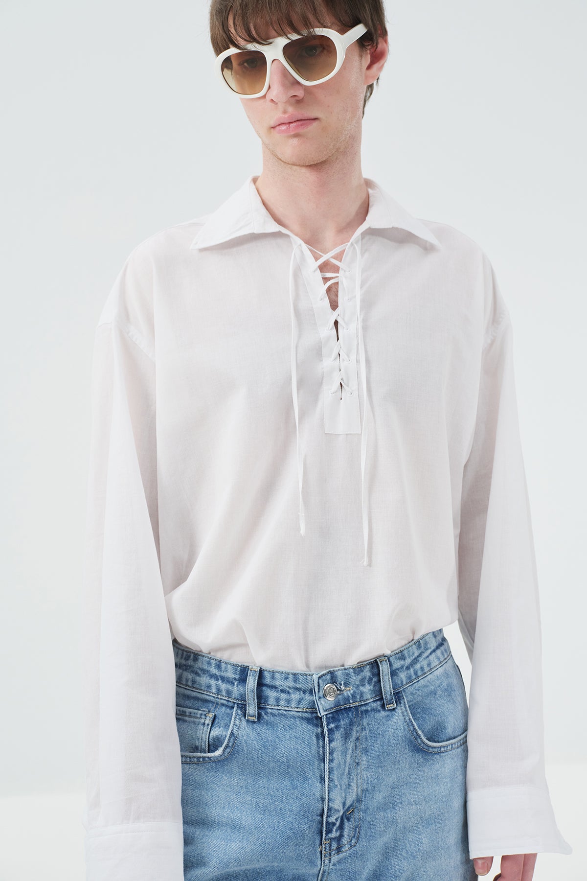 YAKASI İPLE DÖKÜMLÜ BEYAZ VUAL GÖMLEK