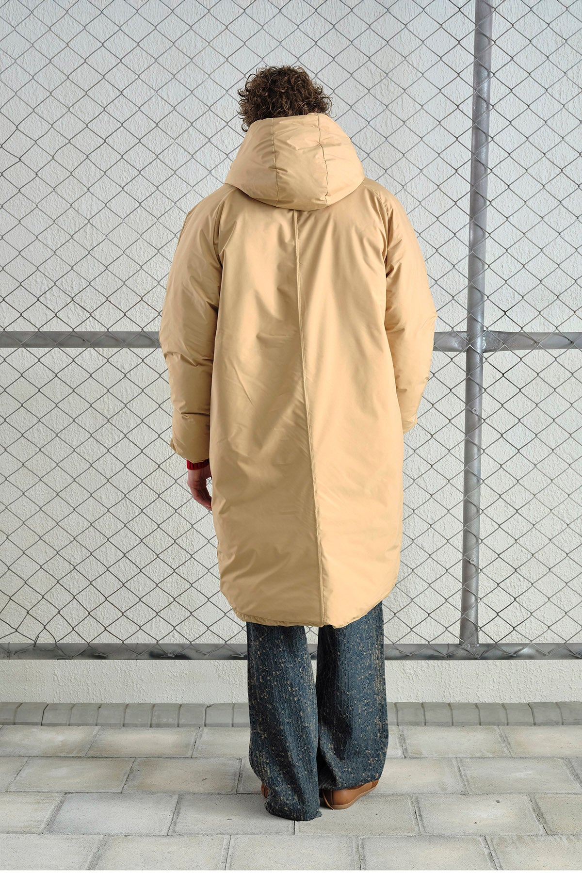 KAPÜŞONLU UZUN ŞİŞME BEJ MONT