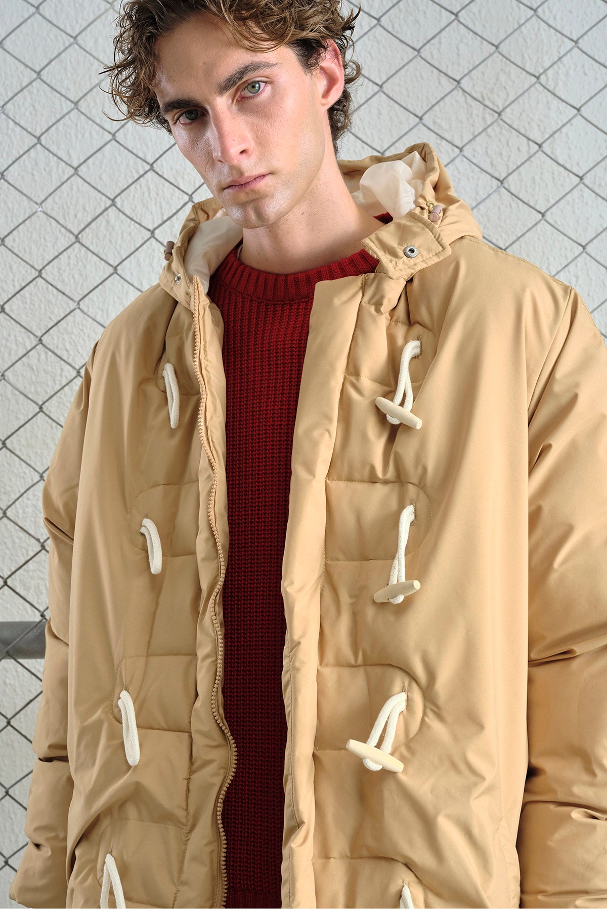 KAPÜŞONLU UZUN ŞİŞME BEJ MONT