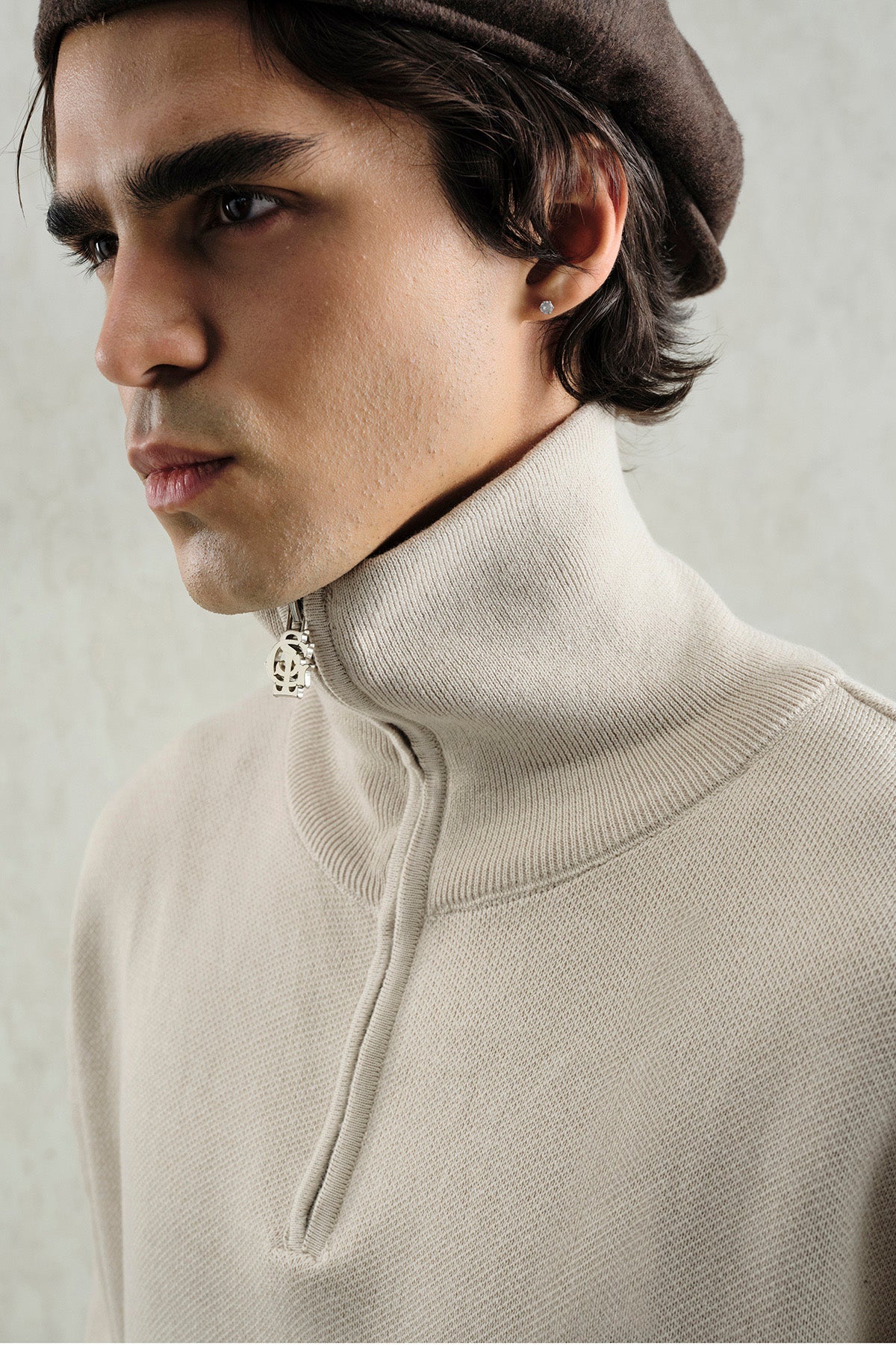 ZIP-UP REGULAR FIT HIGH NECK BEIGE SWEATER