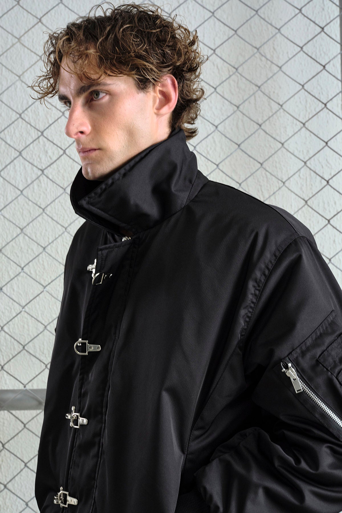 METAL AKSESUARLI SİYAH BOMBER CEKET