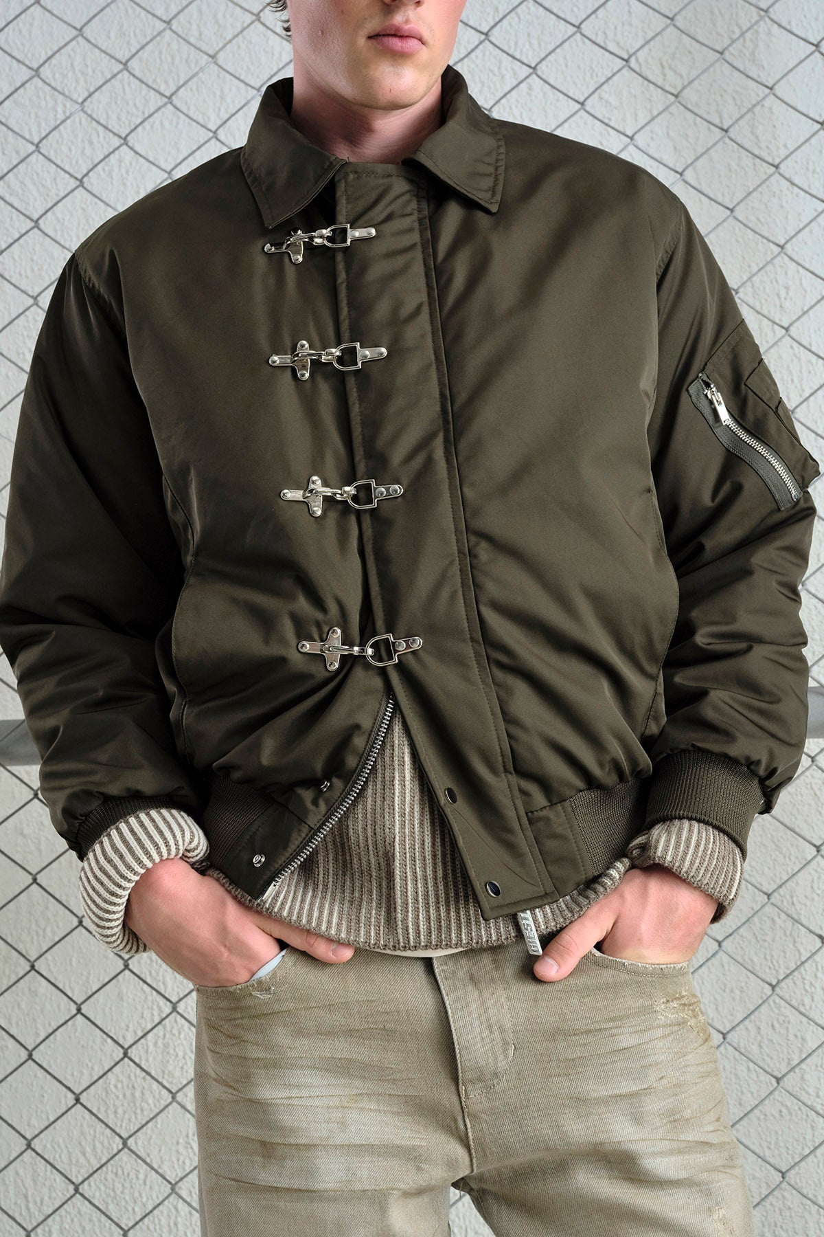 METAL AKSESUARLI HAKİ BOMBER CEKET
