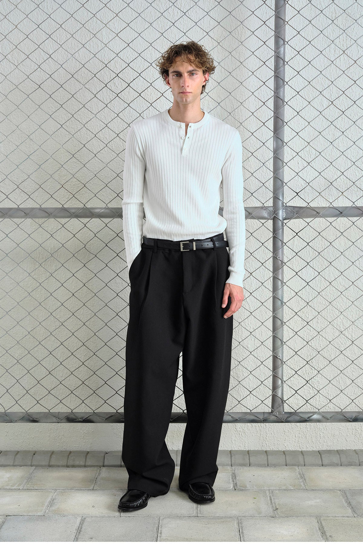 BOL KESİM GENİŞ PAÇALI PİLİLİ DÖKÜMLÜ SİYAH PANTOLON