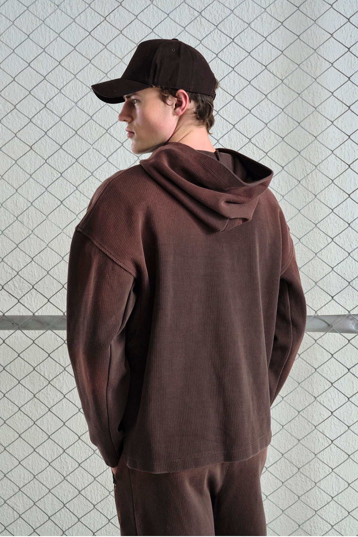 EFEKTLİ LOGO DETAYLI KAHVERENGİ SWEATSHIRT · 2