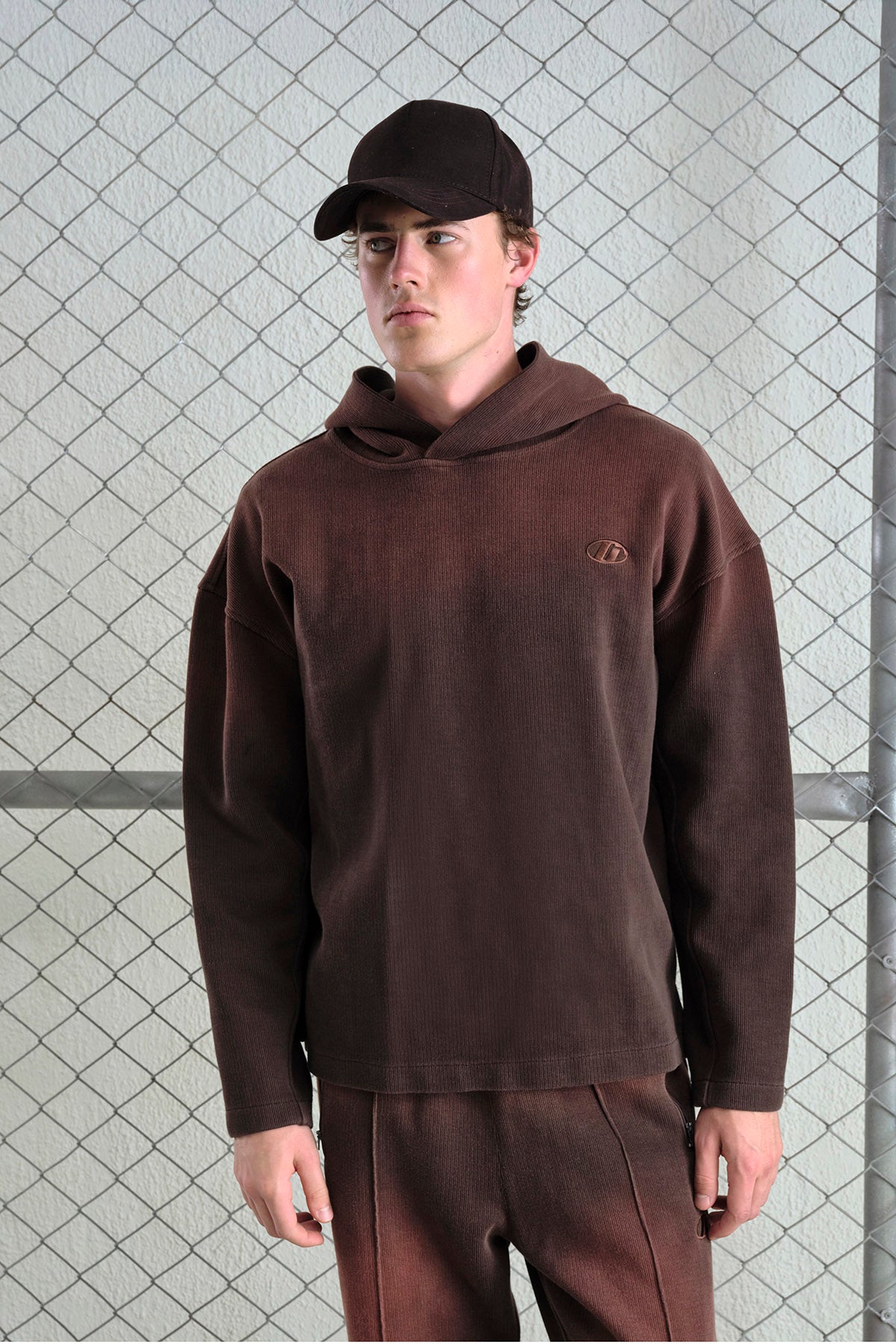 BROWN SWEATSHIRT WITH EFFECTIVE LOGO DETAIL